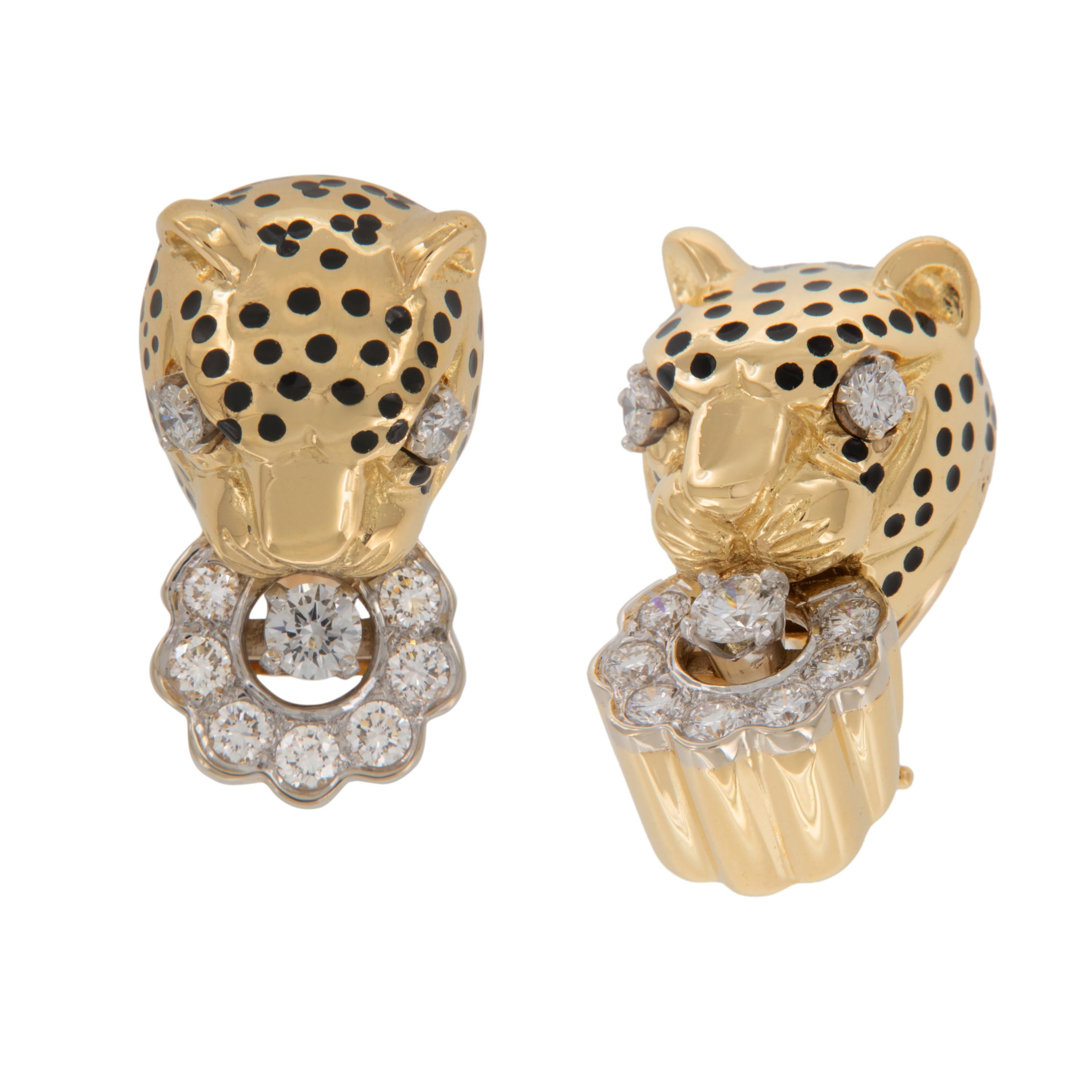Emis Beros war ein preisgekrönter Schmuckdesigner und -hersteller. Ihre Karriere begann unter dem geschätzten Juwelier Harry Winston in New York. Innerhalb weniger Jahre, in denen sie für ihn arbeitete, verfeinerte sie ihr Schmuckhandwerk und zog
