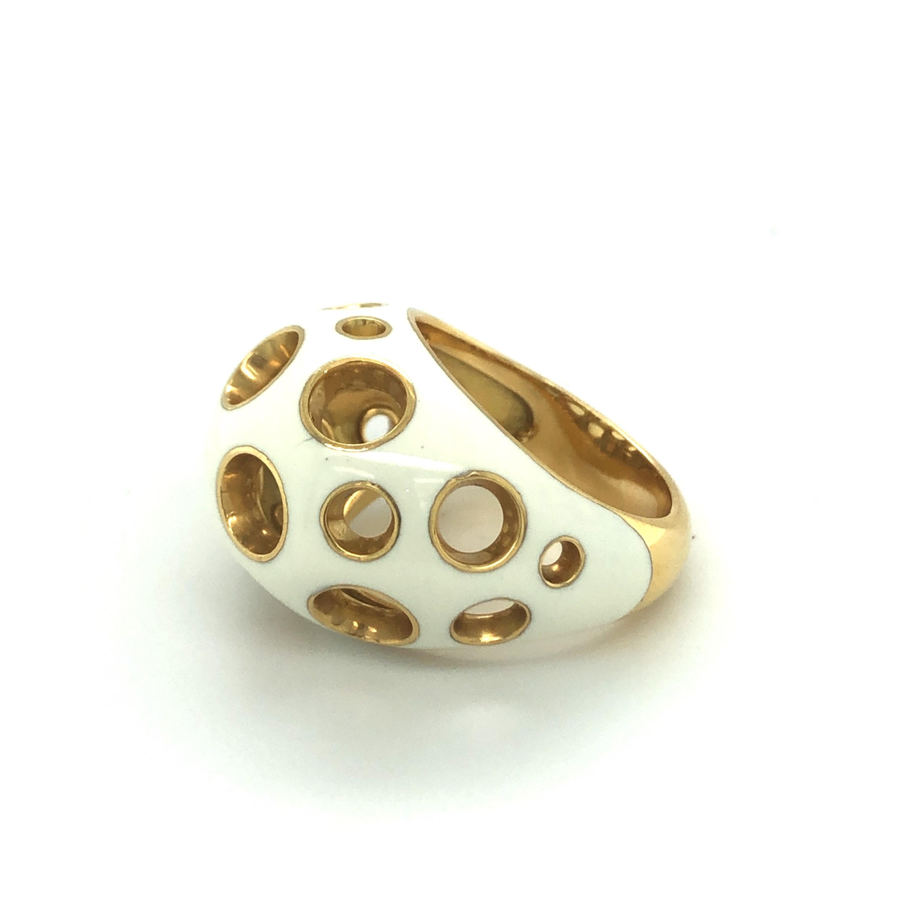 Eleganter Cocktailring aus 18 Karat Gelbgold und Emaille von Mellerio. 
Kuppelring aus 18 Karat Gelbgold. Der Ringkopf ist mit einer Schicht cremefarbener Emaille überzogen und mit ausgeschnittenen Kreisen in verschiedenen Größen durchsetzt. Sie ist