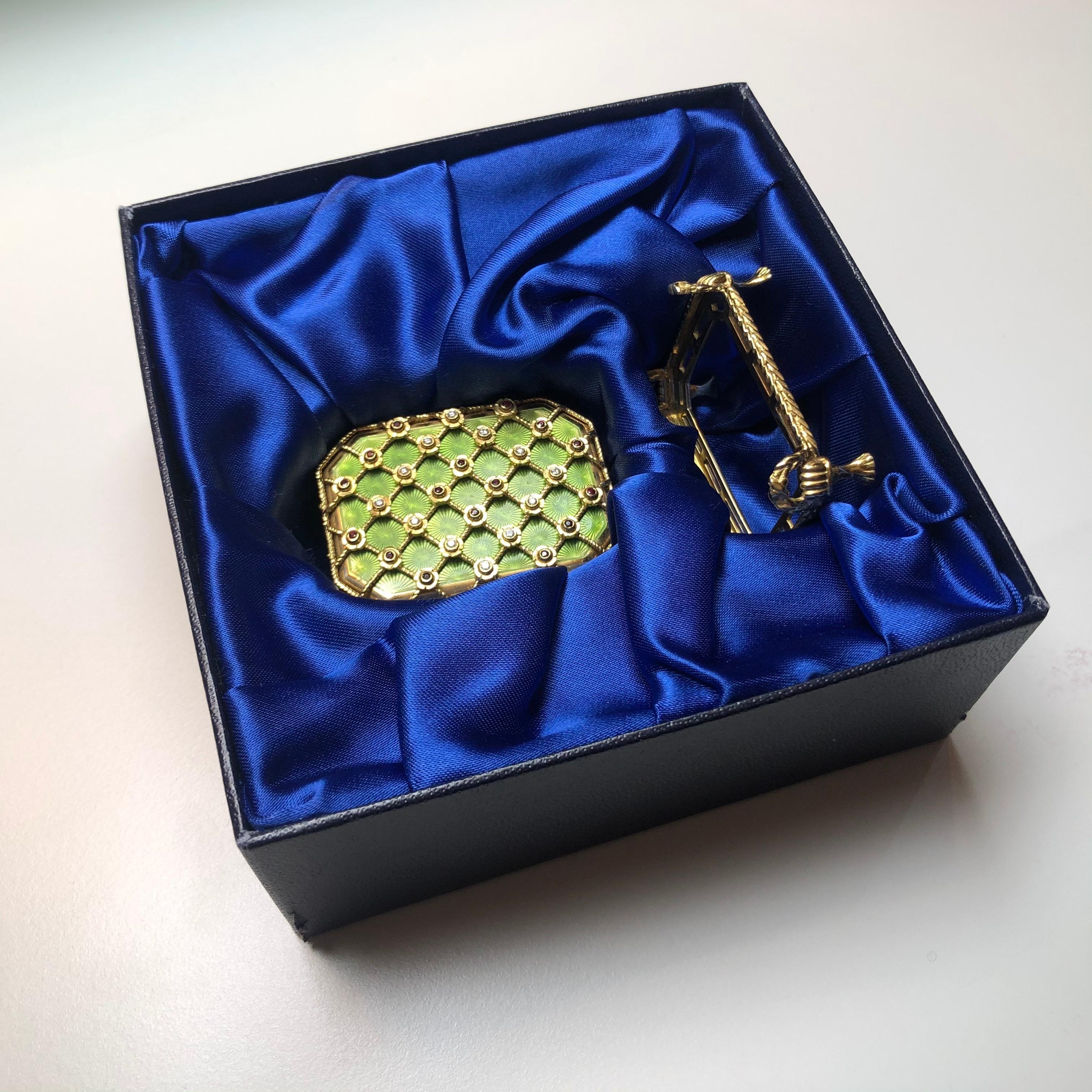 Round Cut 18 Karat Yellow Gold Enamel Pill Box by Victor Mayer for Fabergé