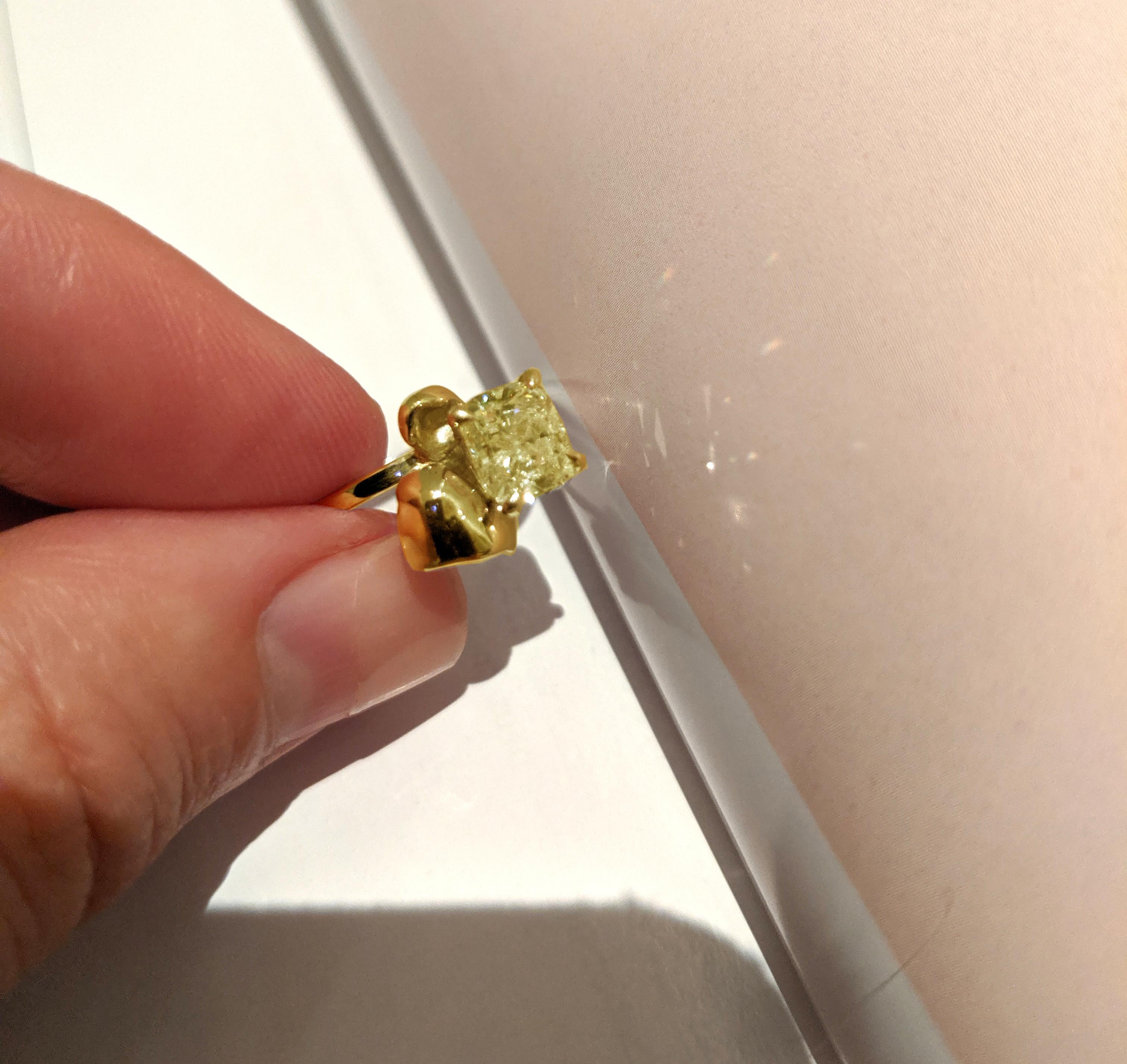 Verlobungsring aus 18 Karat Gelbgold mit einem Karat gelbem Diamanten im Kissenschliff (Zeitgenössisch) im Angebot
