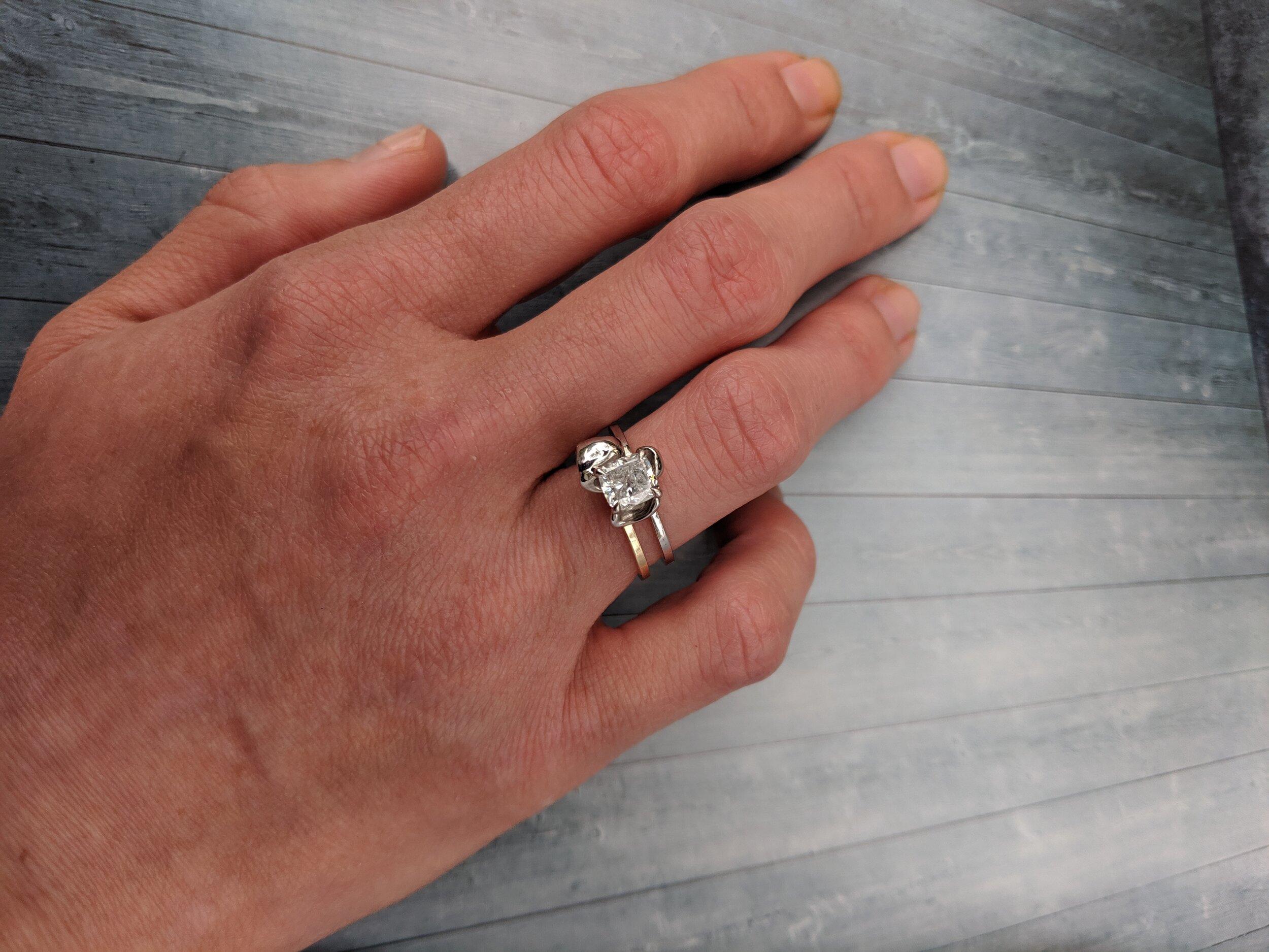 Verlobungsring aus 18 Karat Gelbgold mit einem Karat gelbem Diamanten im Kissenschliff im Angebot 3