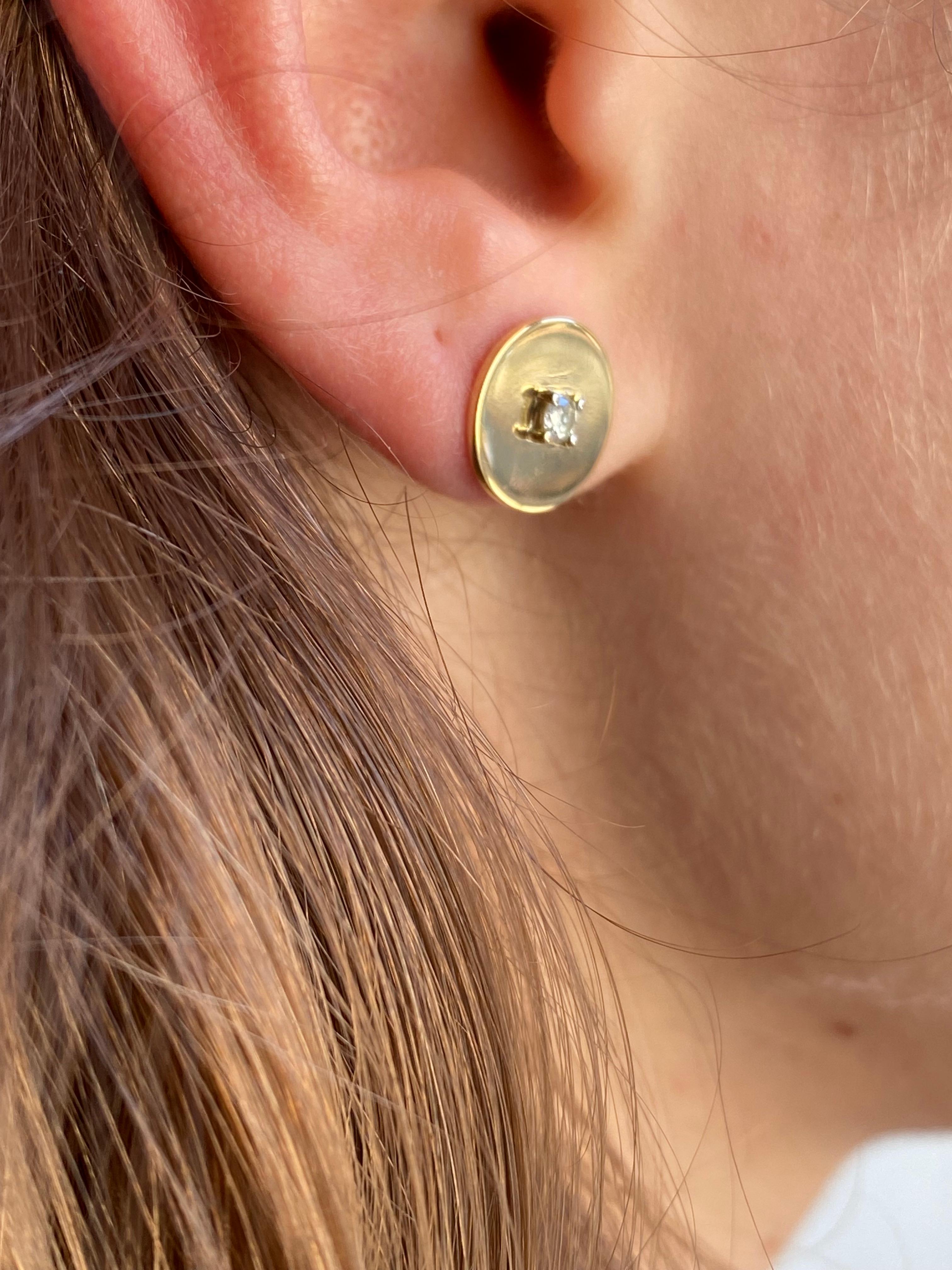Rossella Ugolini Design Collection 18 Karat Yellow Gold Essential 0.14 Karats White Diamonds Dainty Modern Stud Unisex Earrings.
With their simple yet elegant design they fit every outfit: with one word they're just essential.
Dimension: Diameter