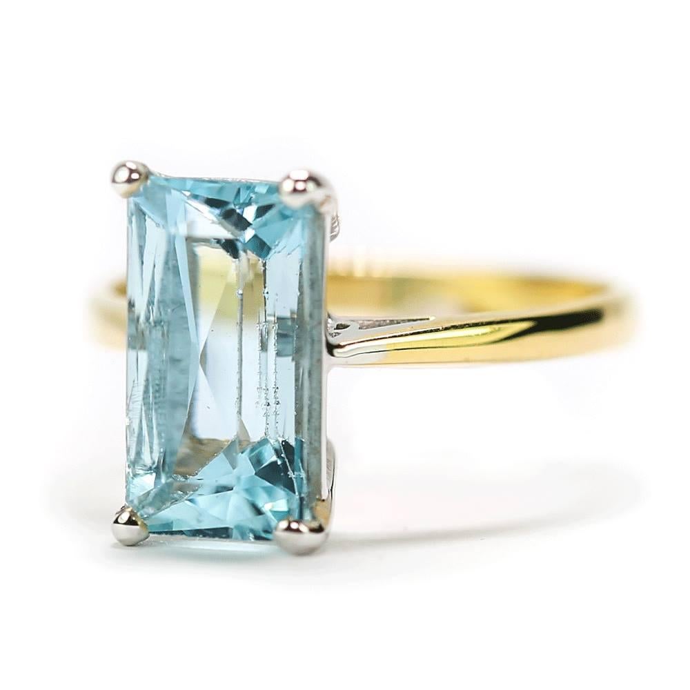 An elegant 18K yellow gold mounted elongated aquamarine ring. Measuring 12mm long down the finger this est. 2.91ct aquamarine is a vintage ring that displays the stone to great effect. Claw set in a plain white gold setting the aqua is mounted on an