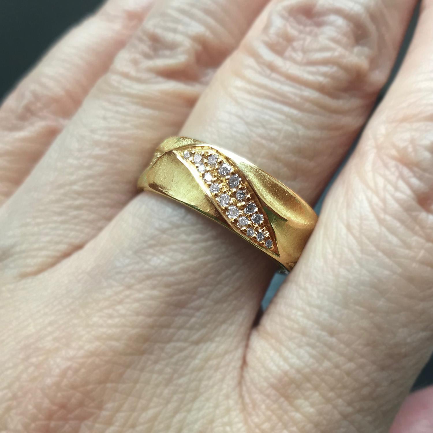 For Sale:  Small 18 Karat Yellow Gold Eternal Dune Band Ring with Diamonds from Keiko Mita 3