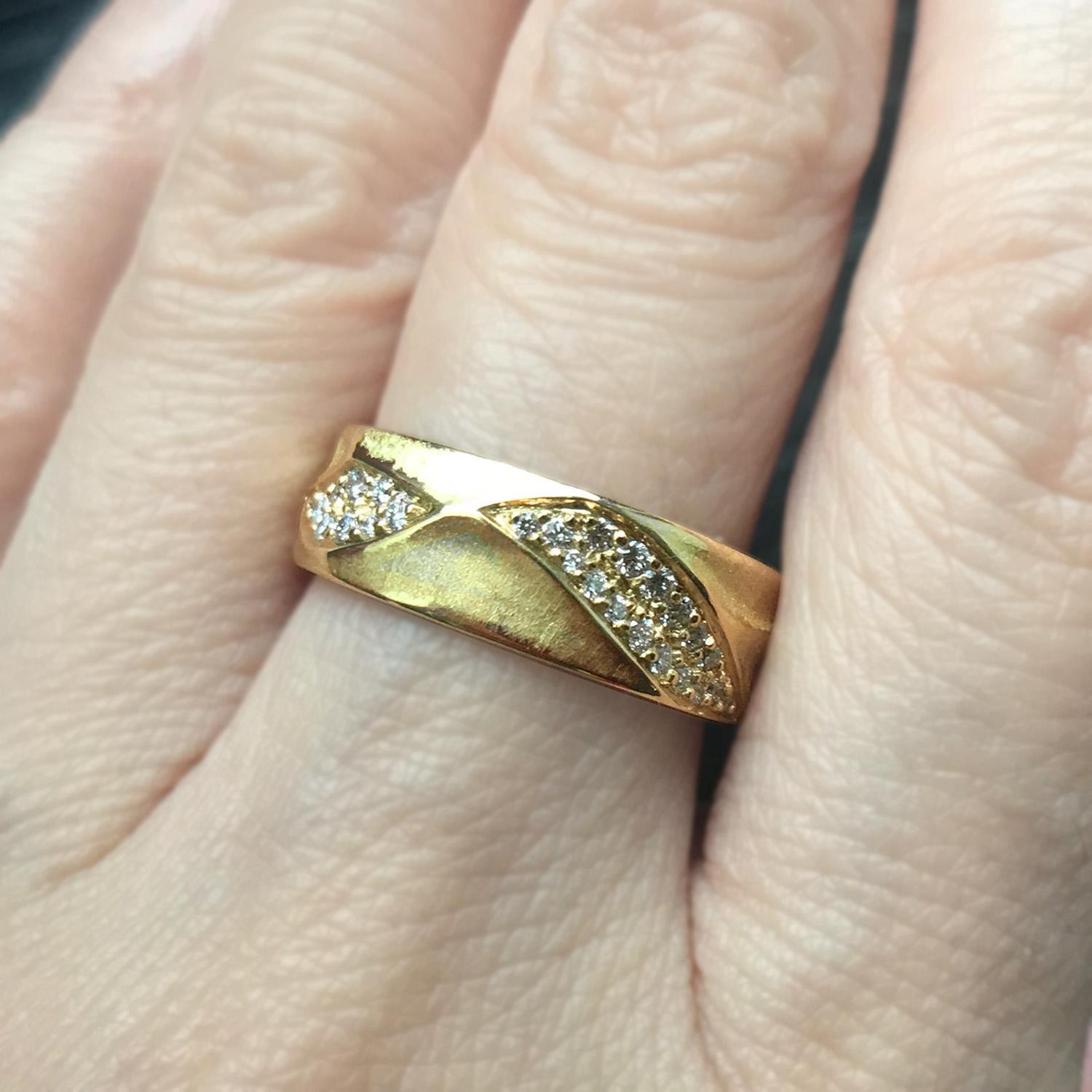 For Sale:  Small 18 Karat Yellow Gold Eternal Dune Band Ring with Diamonds from Keiko Mita 5