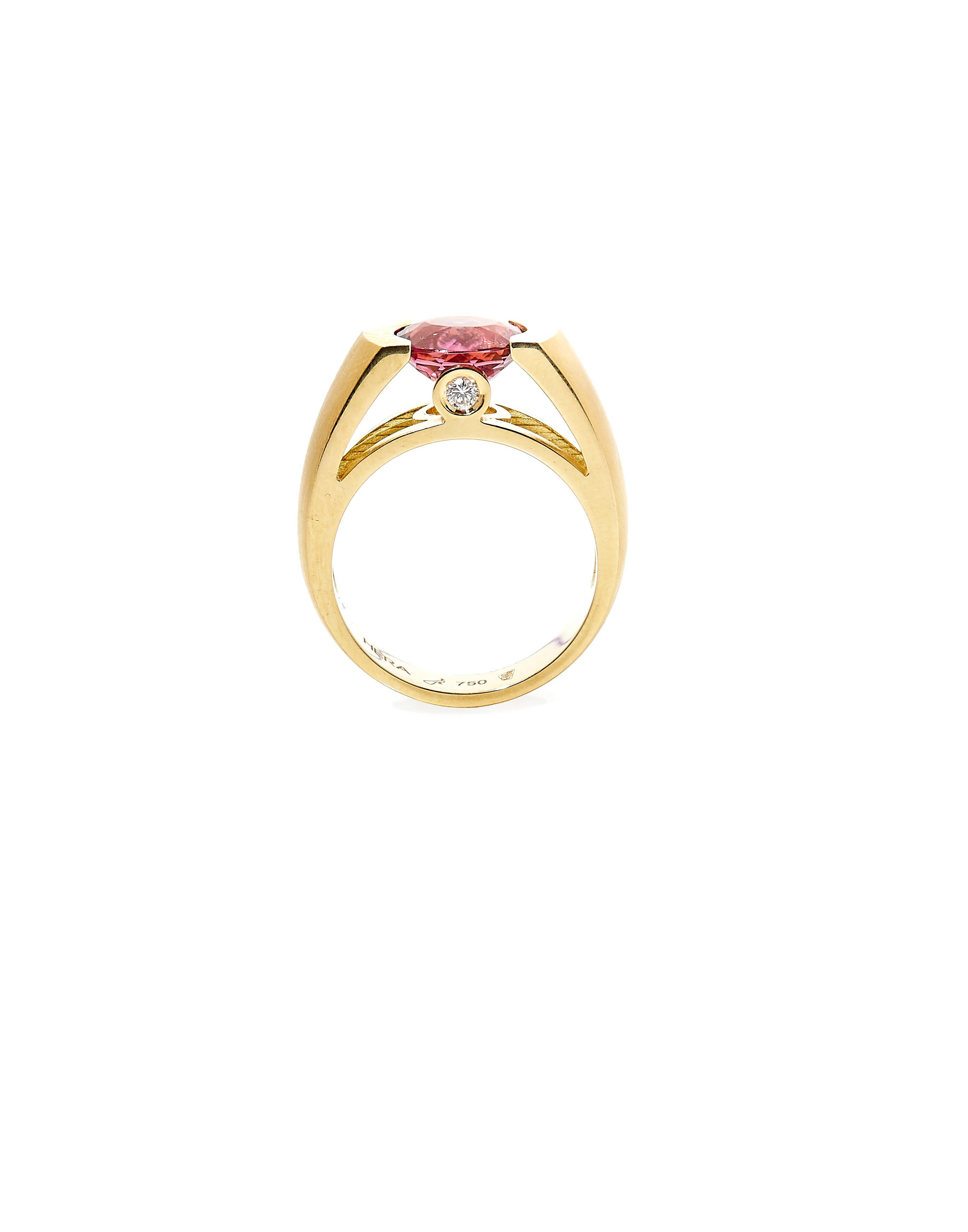 18 Karat Brushed Yellow Gold Ring with 1.73 Carat Pink Tourmaline and Diamonds In New Condition For Sale In Paris, FR