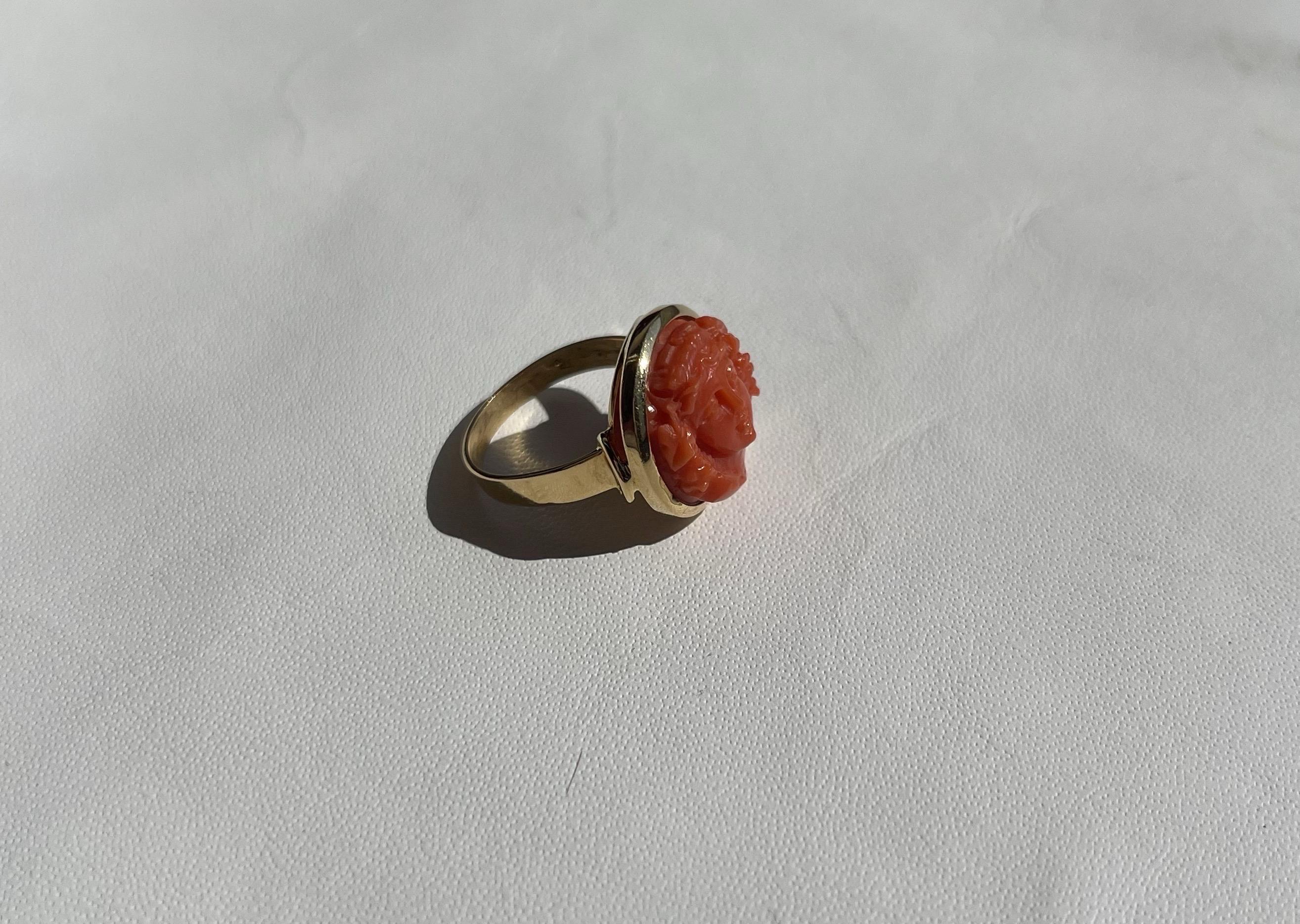 Bague camée ancienne en or jaune 18 carats avec corail rouge méditerranéen à motif visage Bon état - En vente à Milano, IT