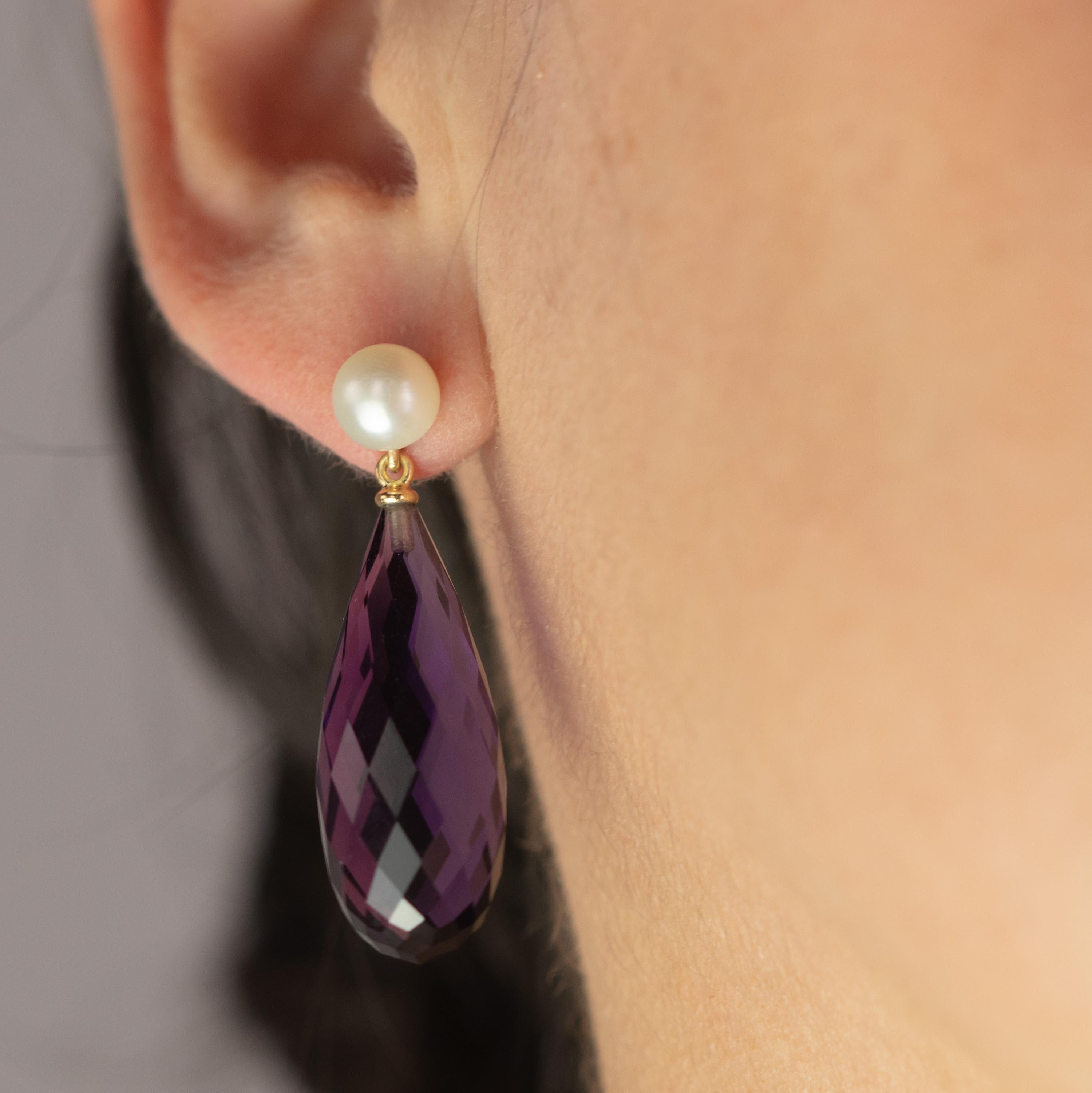 Einzigartiges Schmuckstück Made in Italy. Wunderschöne facettierte Amethysttropfen, verziert mit natürlichen und kostbaren runden Perlen, veredelt mit 1,6 g 18-karätigem Gelbgold und dem sanften Glam einer Cocktailnacht. Cocktail, italienische
