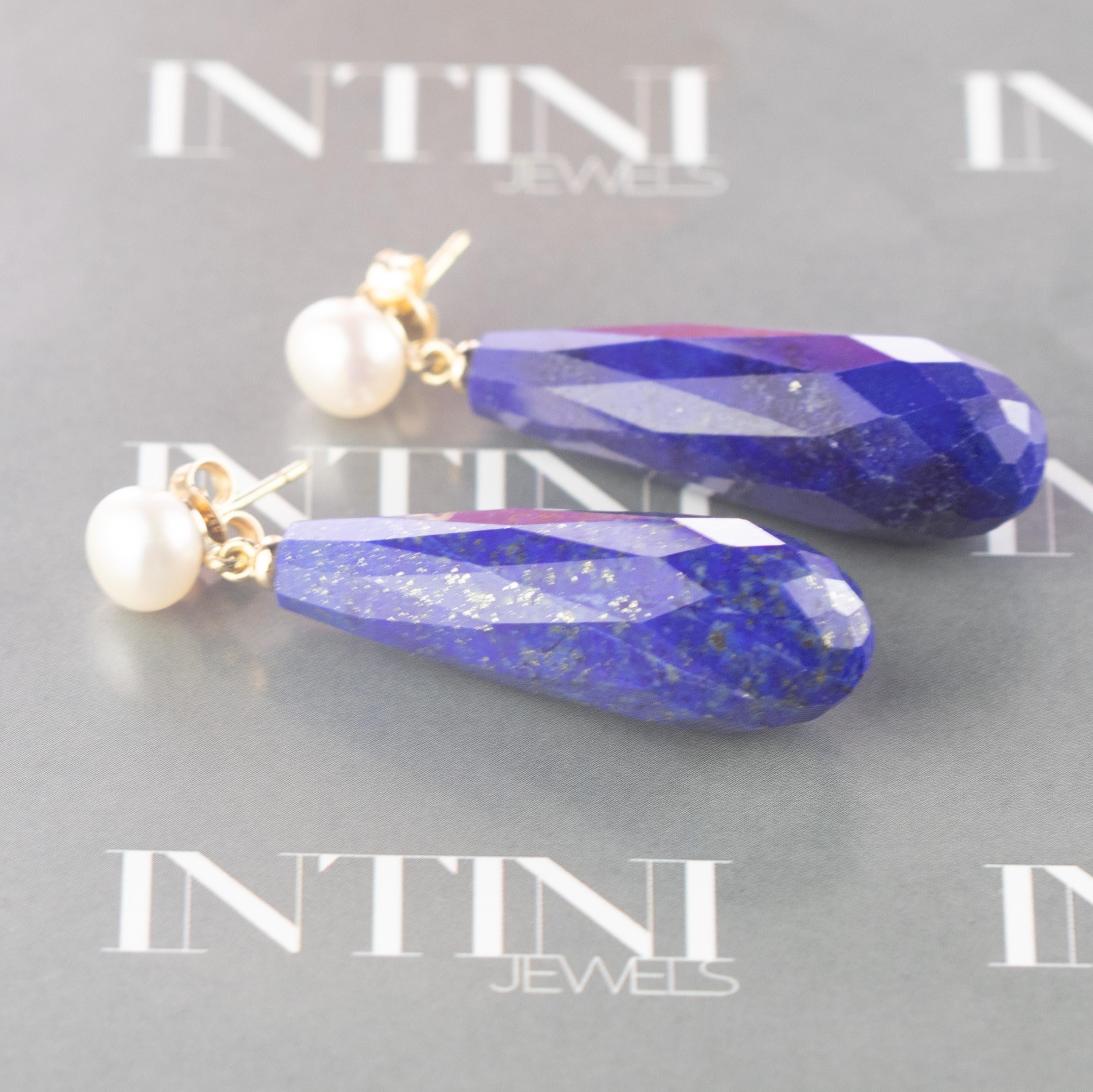 Marvelous faceted lapis lazuli and pearl dangle earrings. Decorated by natural and precious 1.6 g 18 karat yellow gold. The perfect jewel for a summer night full of color and glam. Faceted top quality Lapis Lazuli stone. Cocktail teardrop for any