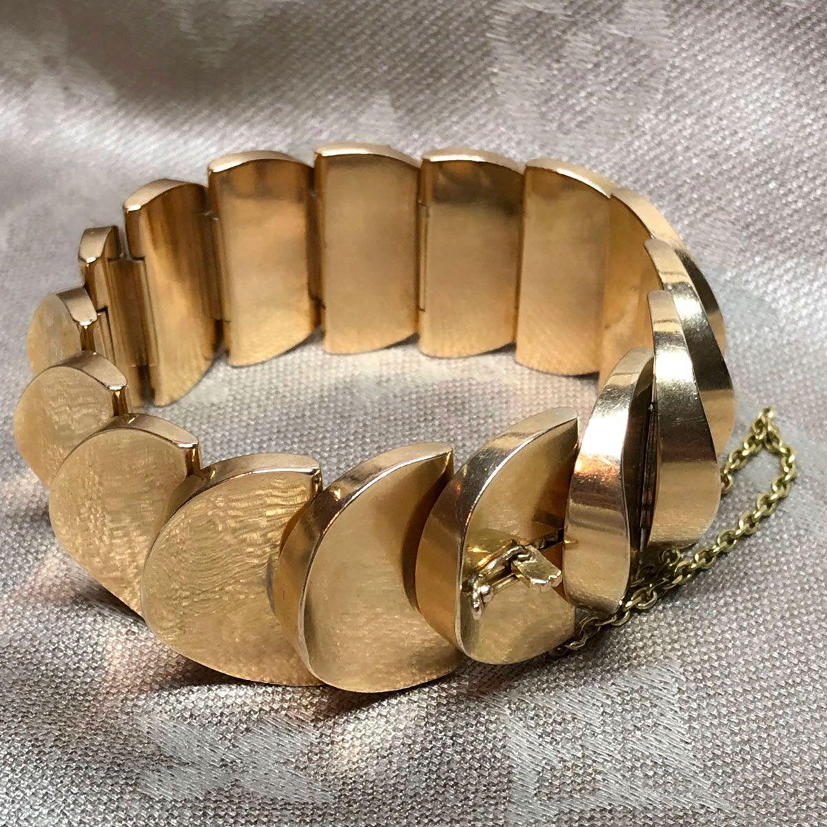 18 Karat Yellow Gold Fancy Link Semi Circle Bracelet For Sale 2