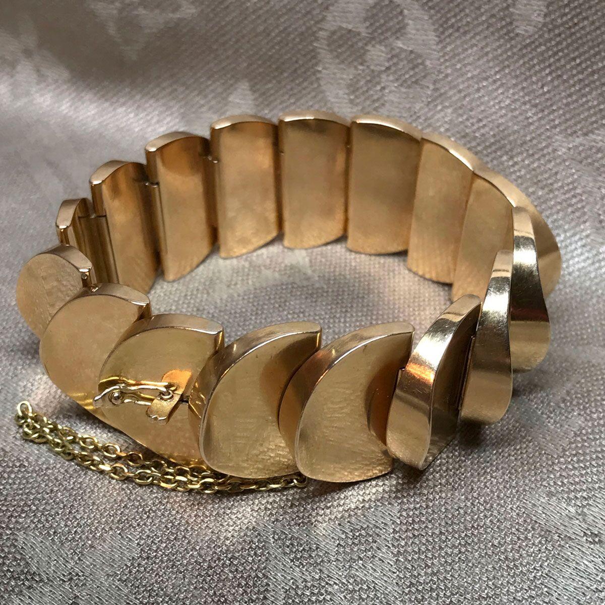 18 Karat Yellow Gold Fancy Link Semi Circle Bracelet For Sale 3