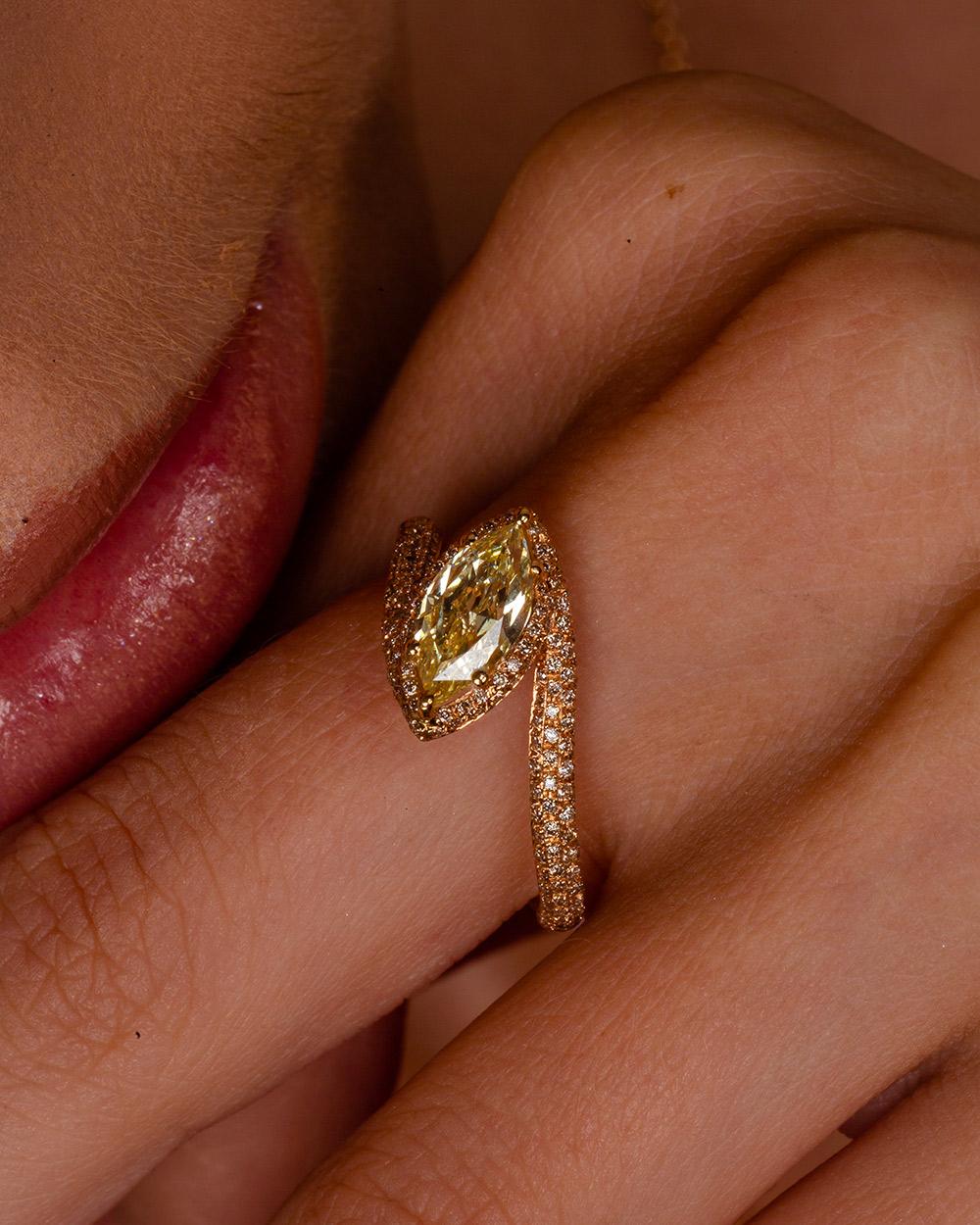 Contemporain Bague cocktail en or jaune 18 carats avec diamant jaune fantaisie en vente