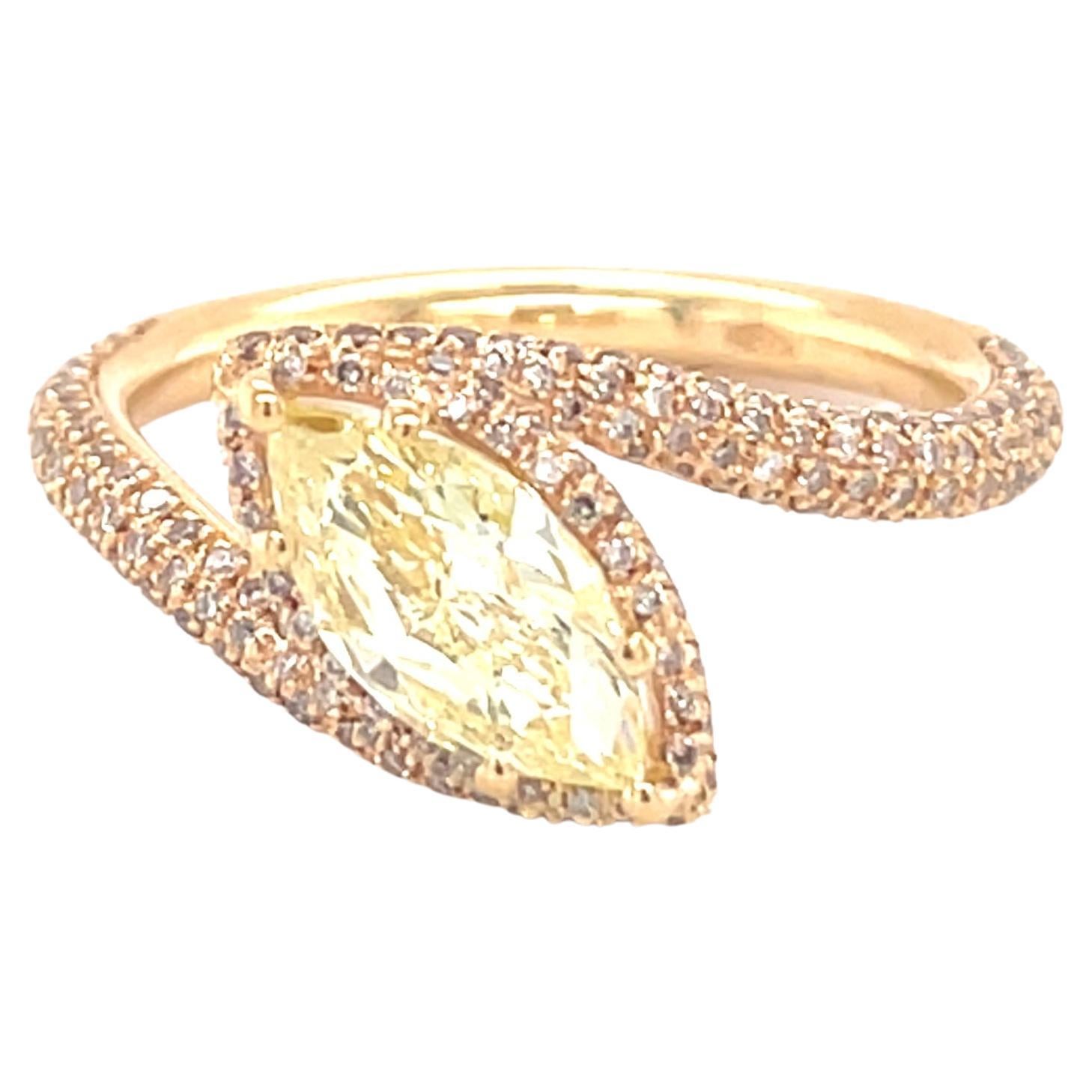 Bague cocktail en or jaune 18 carats avec diamant jaune fantaisie en vente