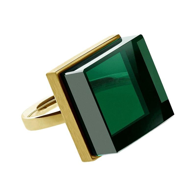 Anillo de moda de oro amarillo de dieciocho quilates con cuarzo verde, publicado en Vogue