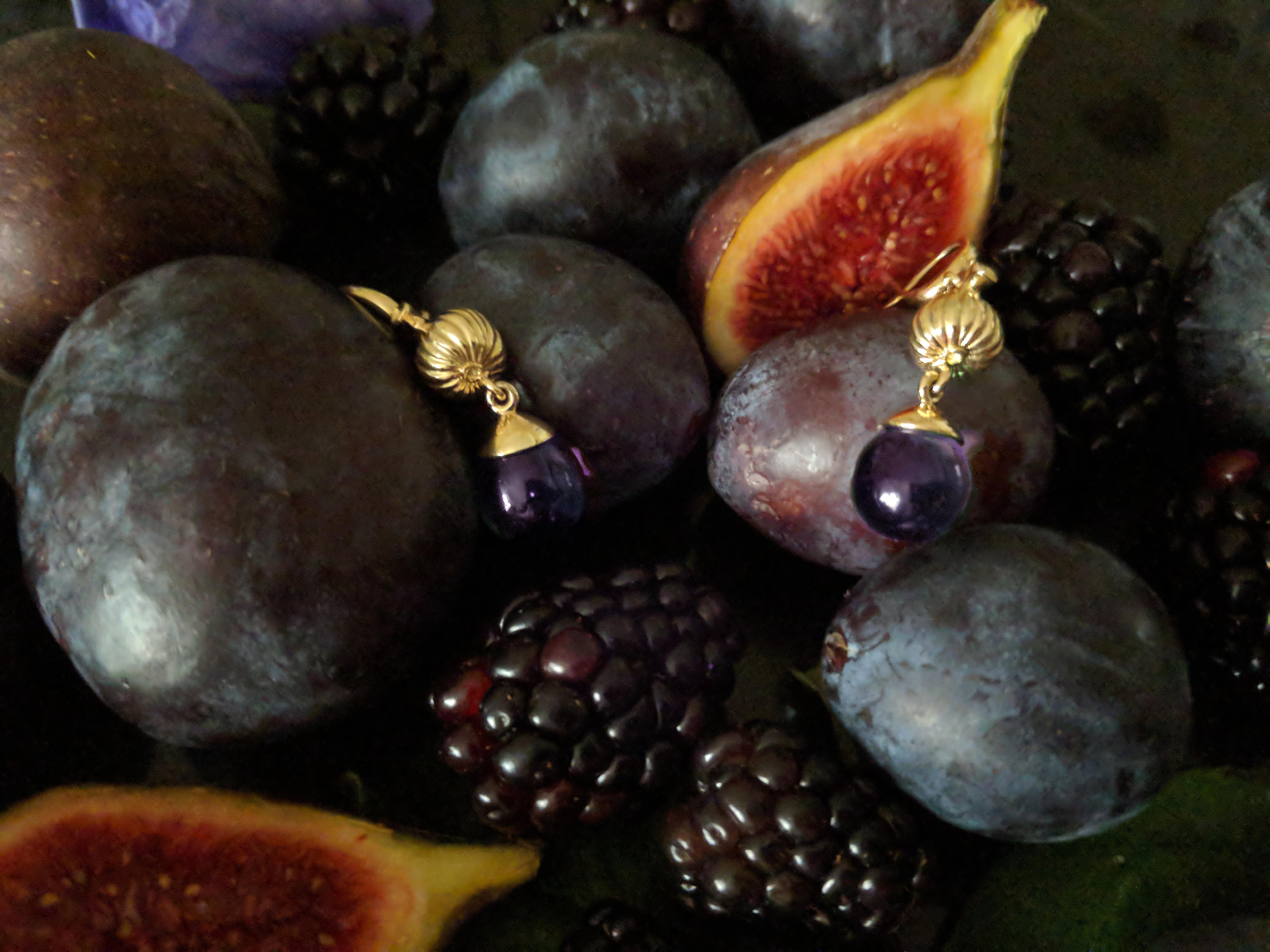 Diese Fig-Cocktail-Ohrringe sind aus 18 Karat Gelbgold gefertigt und verfügen über abnehmbare Cabochon-Amethyst-Tropfen sowie zwei schwarze Diamanten. Die Ohrringe wurden in einem Bericht der Vogue UA vorgestellt. Wir verwenden natürliche