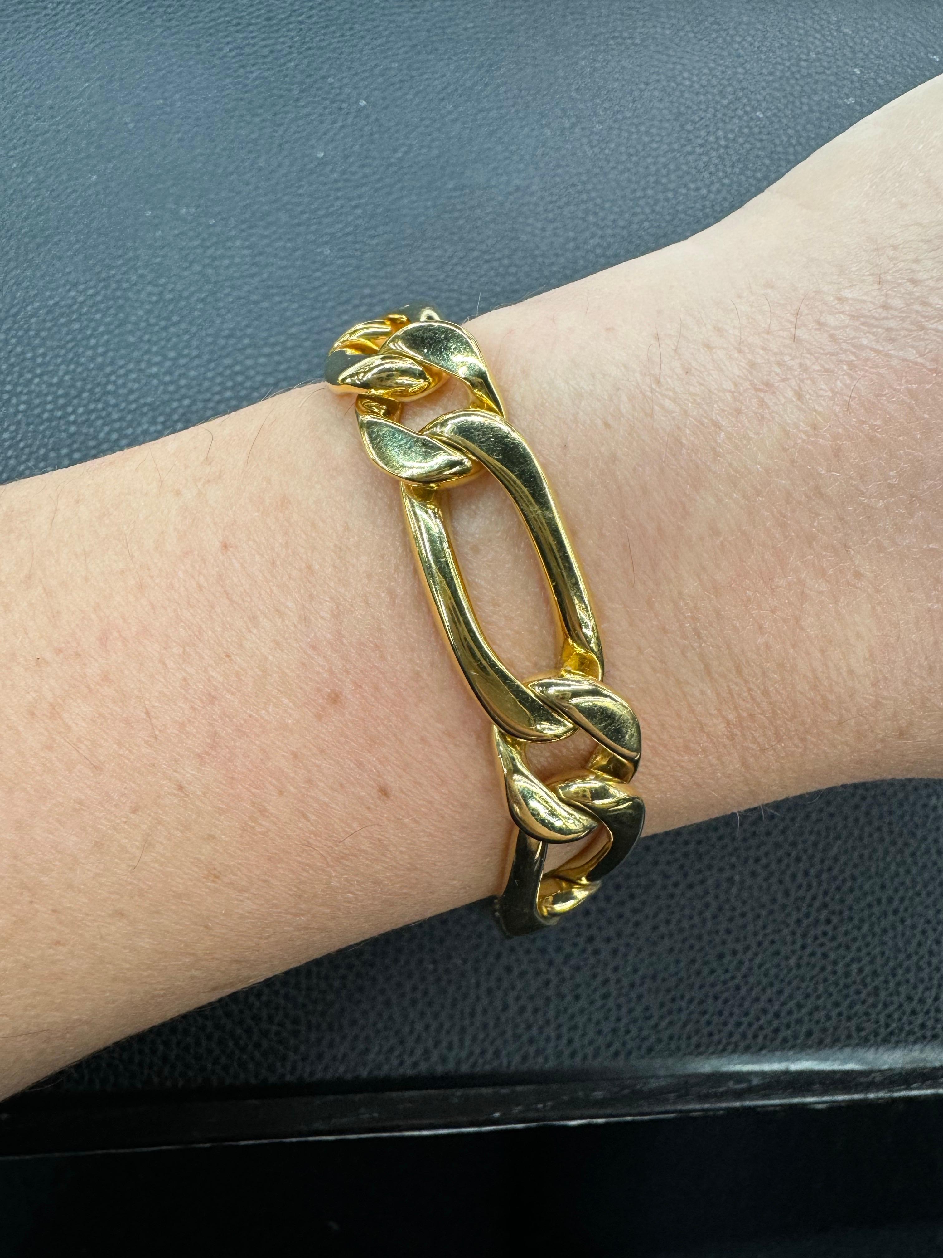 18 Karat yellow gold bracelet featuring a Figaro link weighing 62.7 grams.
Measurements:
7.13