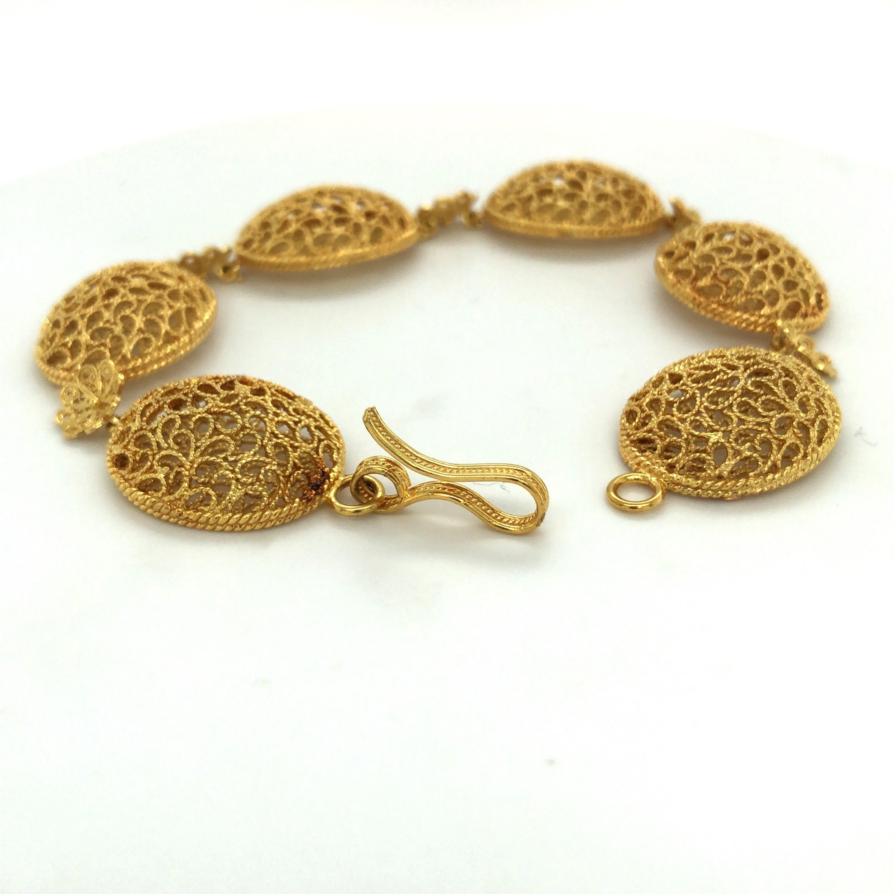 Attractive 18 karat yellow gold bracelet from the Filidoro collection of the Italian brand Buccellati. 
The bracelet is designed as six openwork oval motifs interspaced by delicate filigree flowers, secured by a hook clasp. 
It is light, comfortable