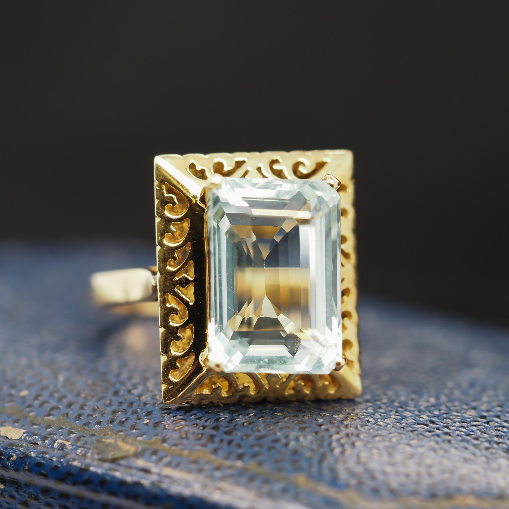 18 Karat Yellow Gold Filigree 8.00 carat Emerald Cut Aquamarine Ring In Good Condition For Sale In Atlanta, GA