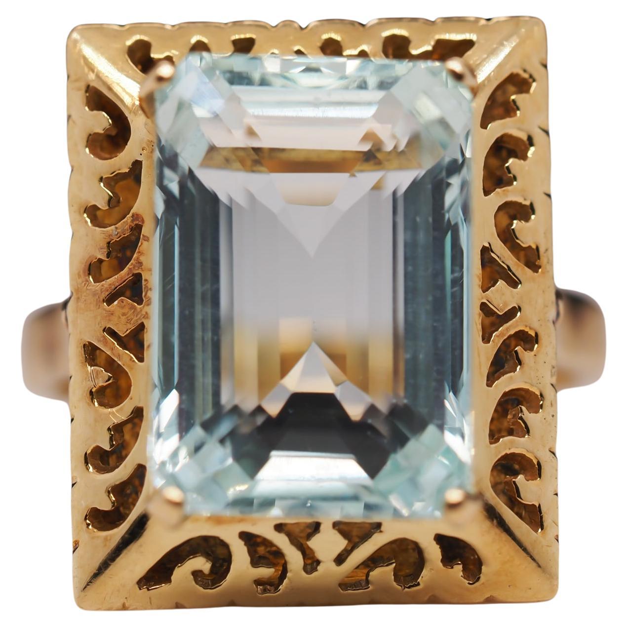 18 Karat Yellow Gold Filigree 8.00 carat Emerald Cut Aquamarine Ring For Sale