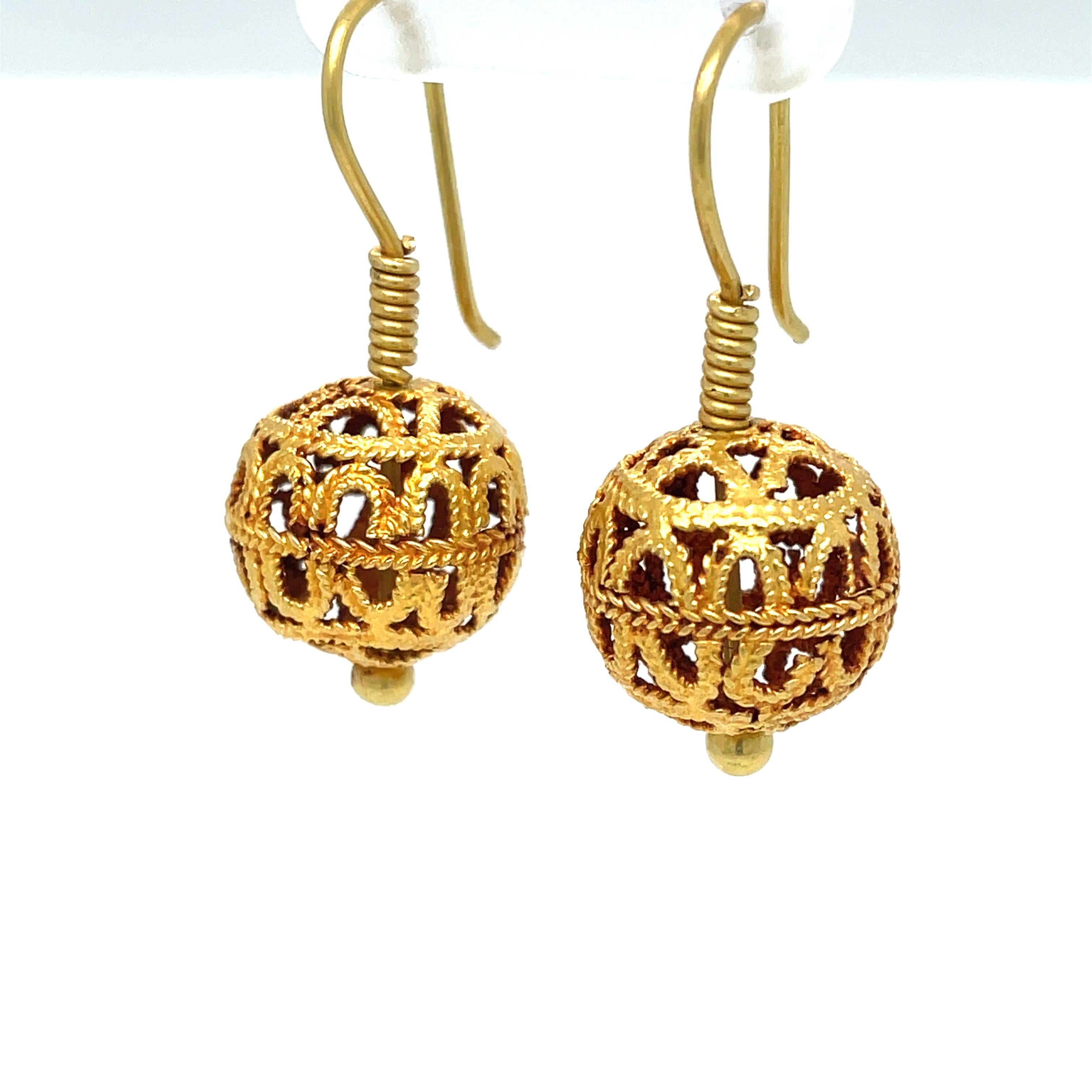 18 Karat Yellow Gold Filigree Ball Drop Earrings In Good Condition For Sale In Mount Kisco, NY
