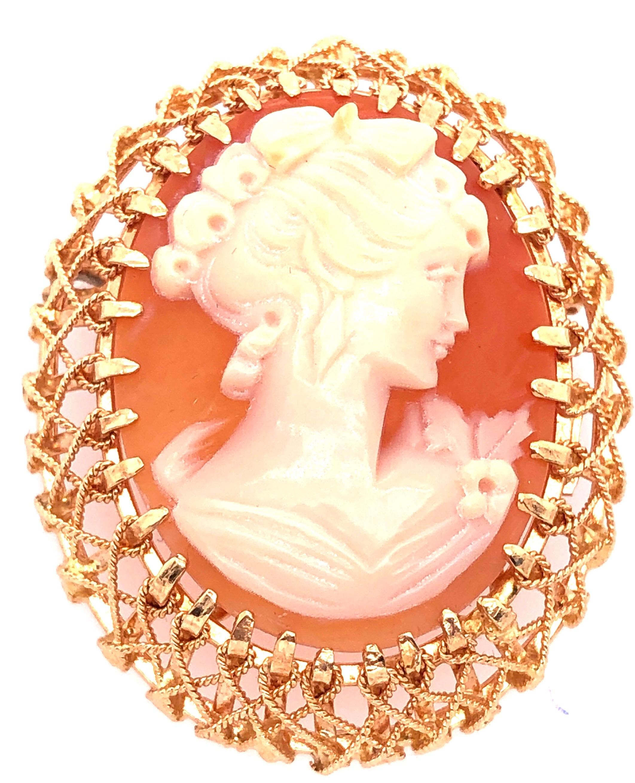 Contemporain Pendentif en or jaune 18 carats à motif filigrane avec camée de profil de femme en vente