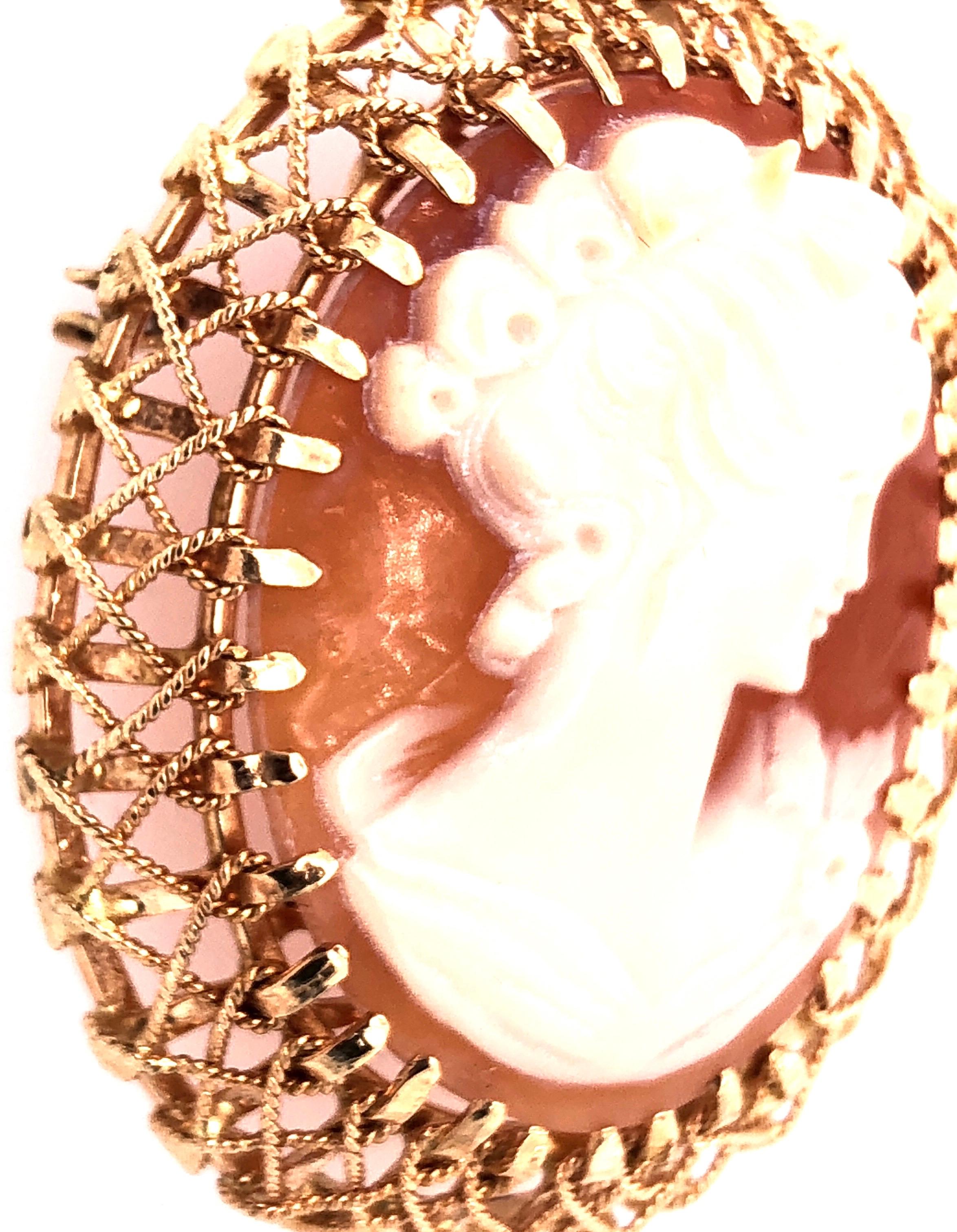 Pendentif en or jaune 18 carats à motif filigrane avec camée de profil de femme en vente 1