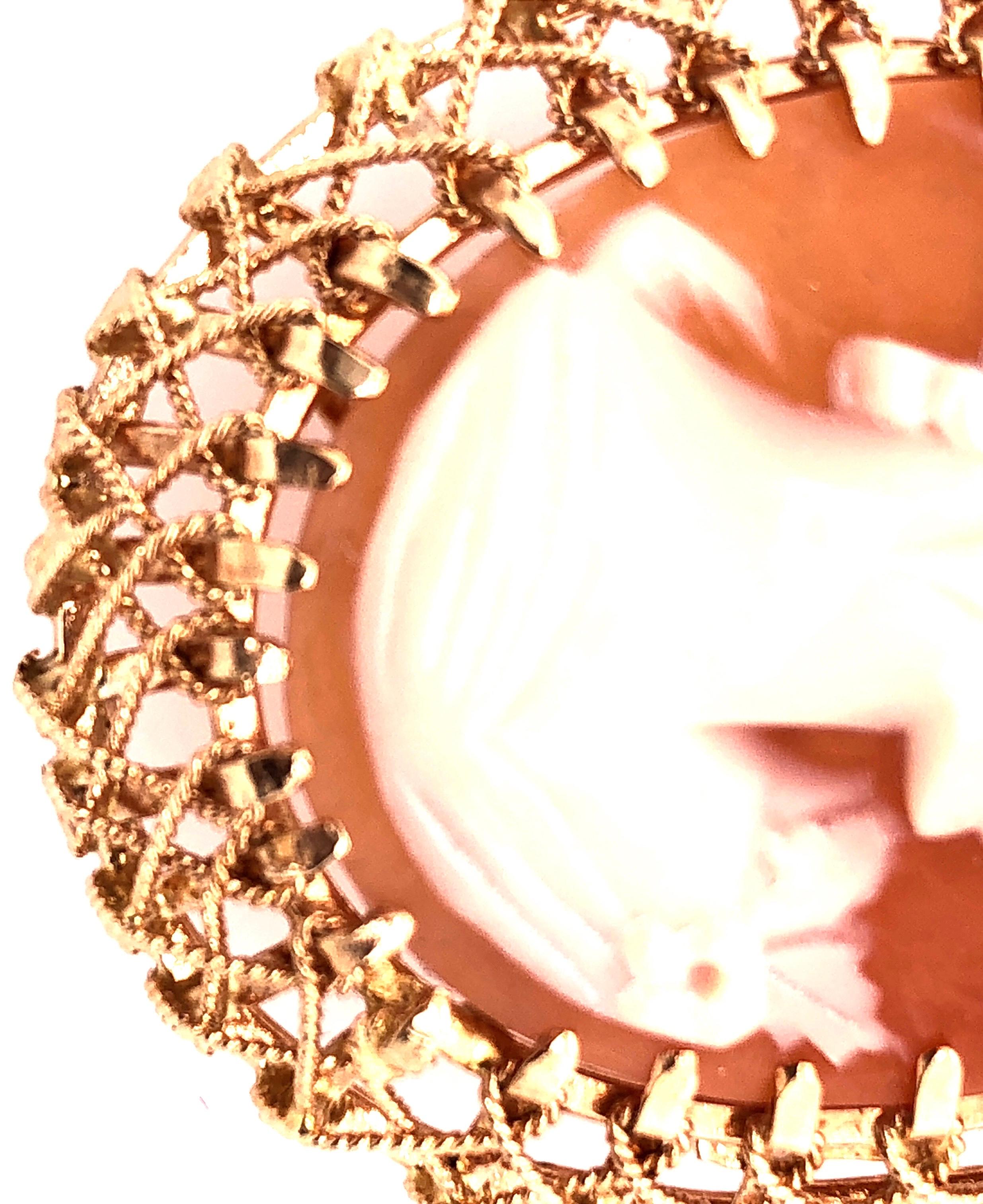 Pendentif en or jaune 18 carats à motif filigrane avec camée de profil de femme en vente 2