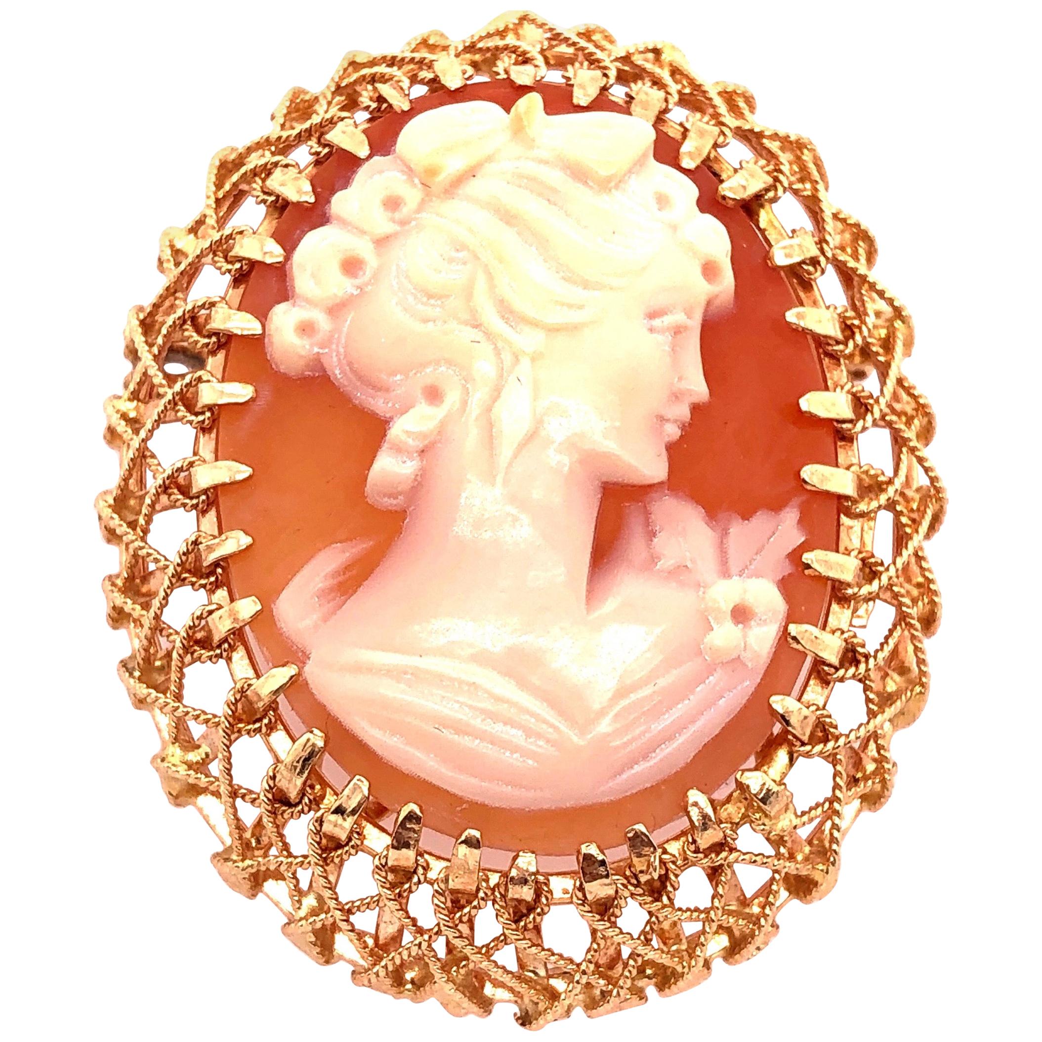 Pendentif en or jaune 18 carats à motif filigrane avec camée de profil de femme en vente