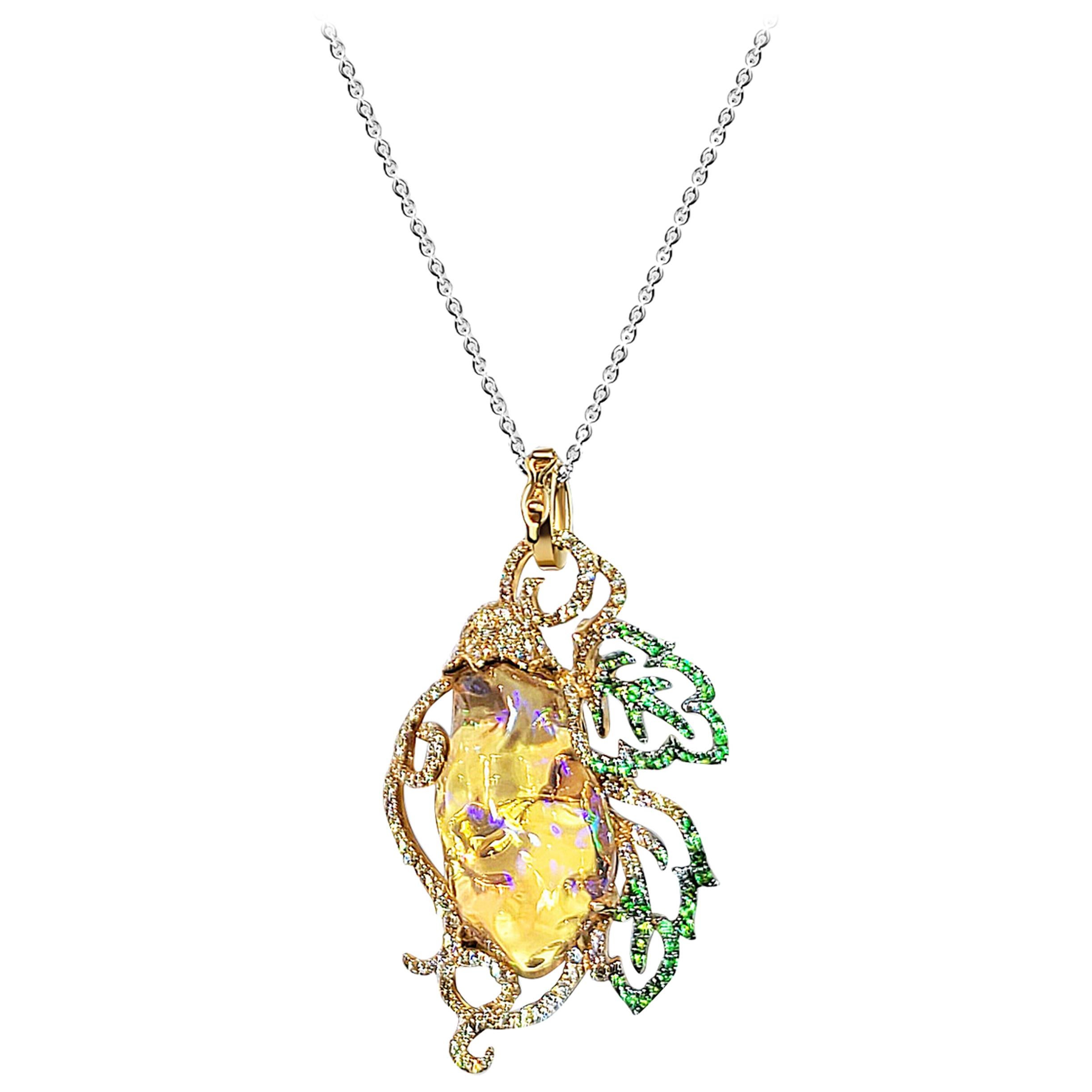 Broche pendentif en or jaune 18 carats avec opale de feu, grenat vert et diamants