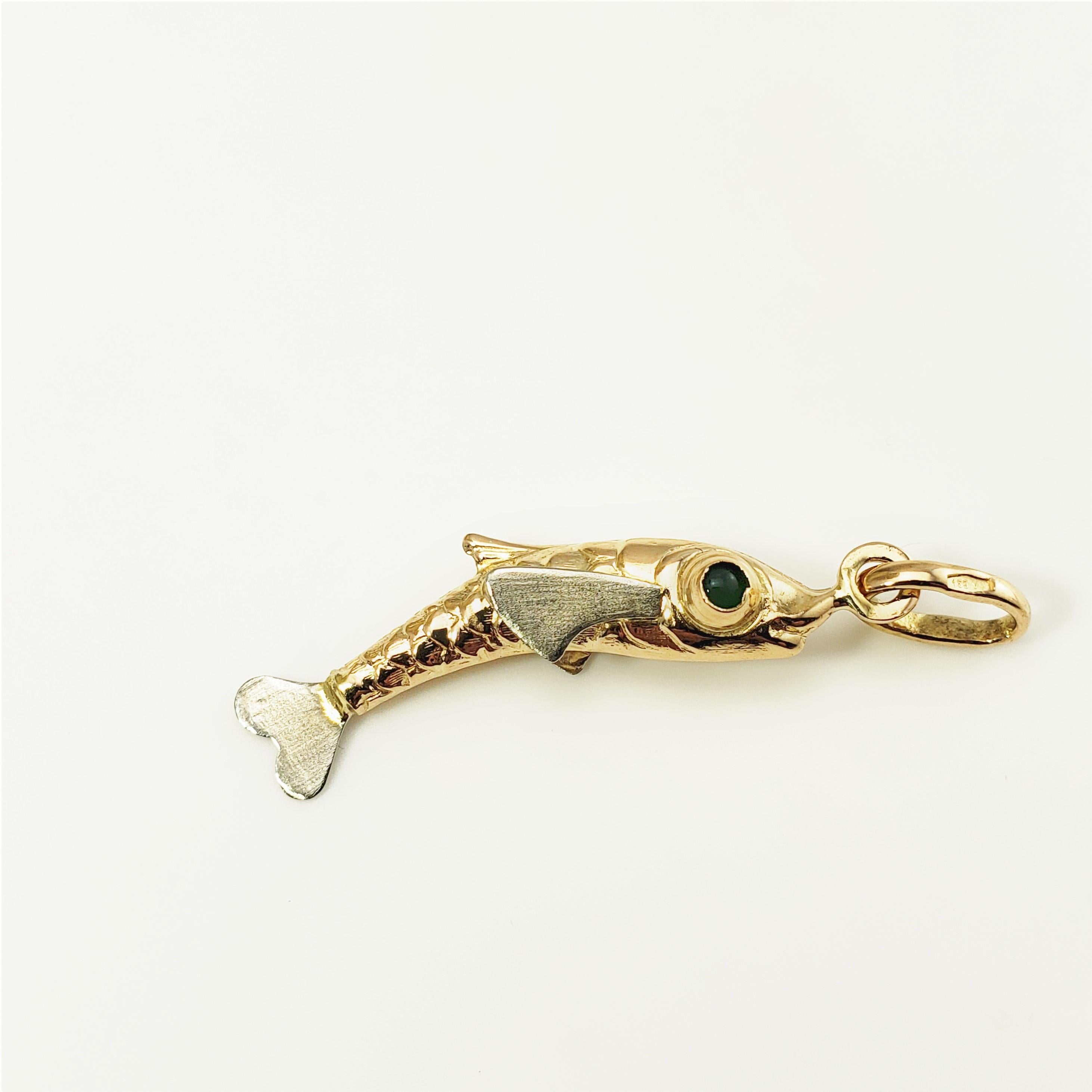 18 Karat Yellow Gold Fish Charm-

This 3D charm features a beautifully detailed fish accented with two emerald eyes.  Crafted in classic 18K yellow gold.

Size:  34 mm x  12 mm

Weight:  1.5 dwt. /  2.4 gr.

Stamped: 750

Very good condition,
