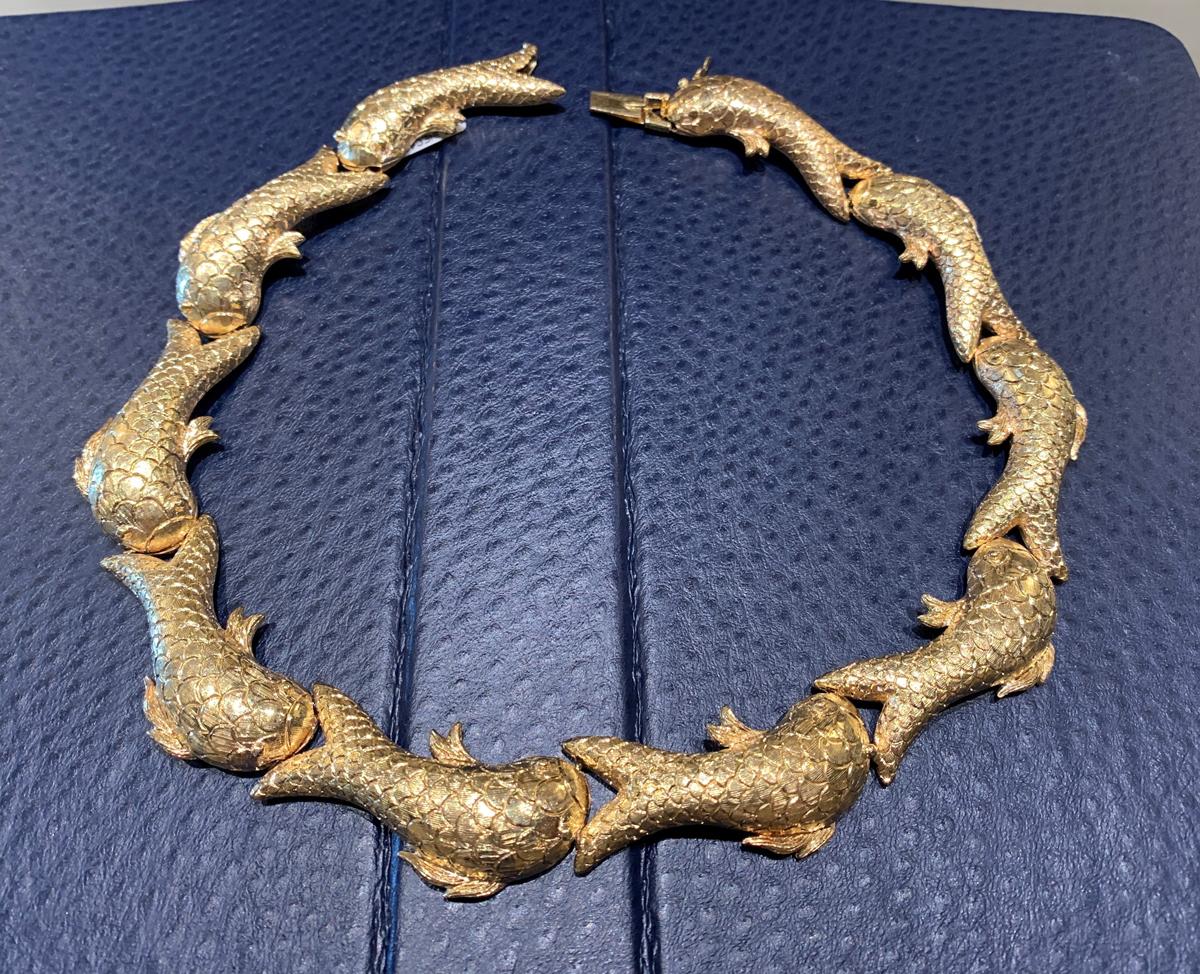 18 Karat Yellow Gold Fish Link Necklace In Good Condition In Greenwich, CT