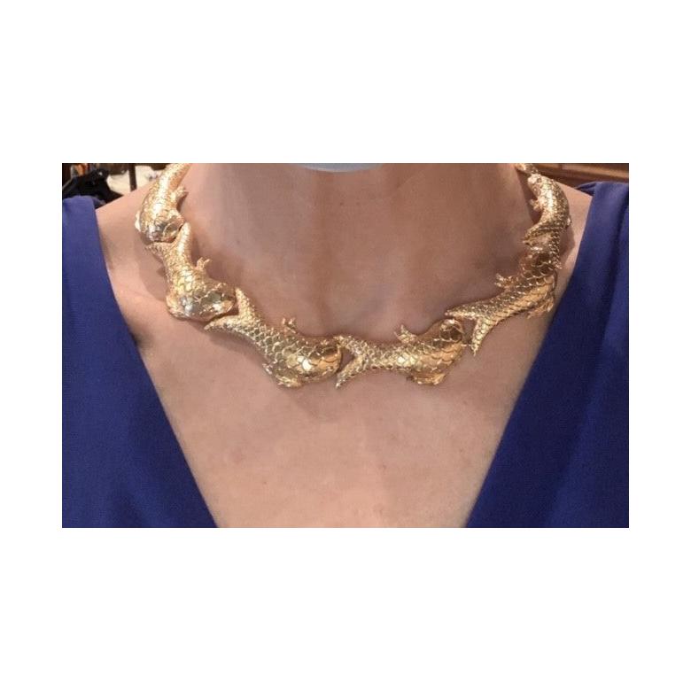 Vintage stylized fish link collar necklace, in 18k yellow gold. Box clasp with safety latch.