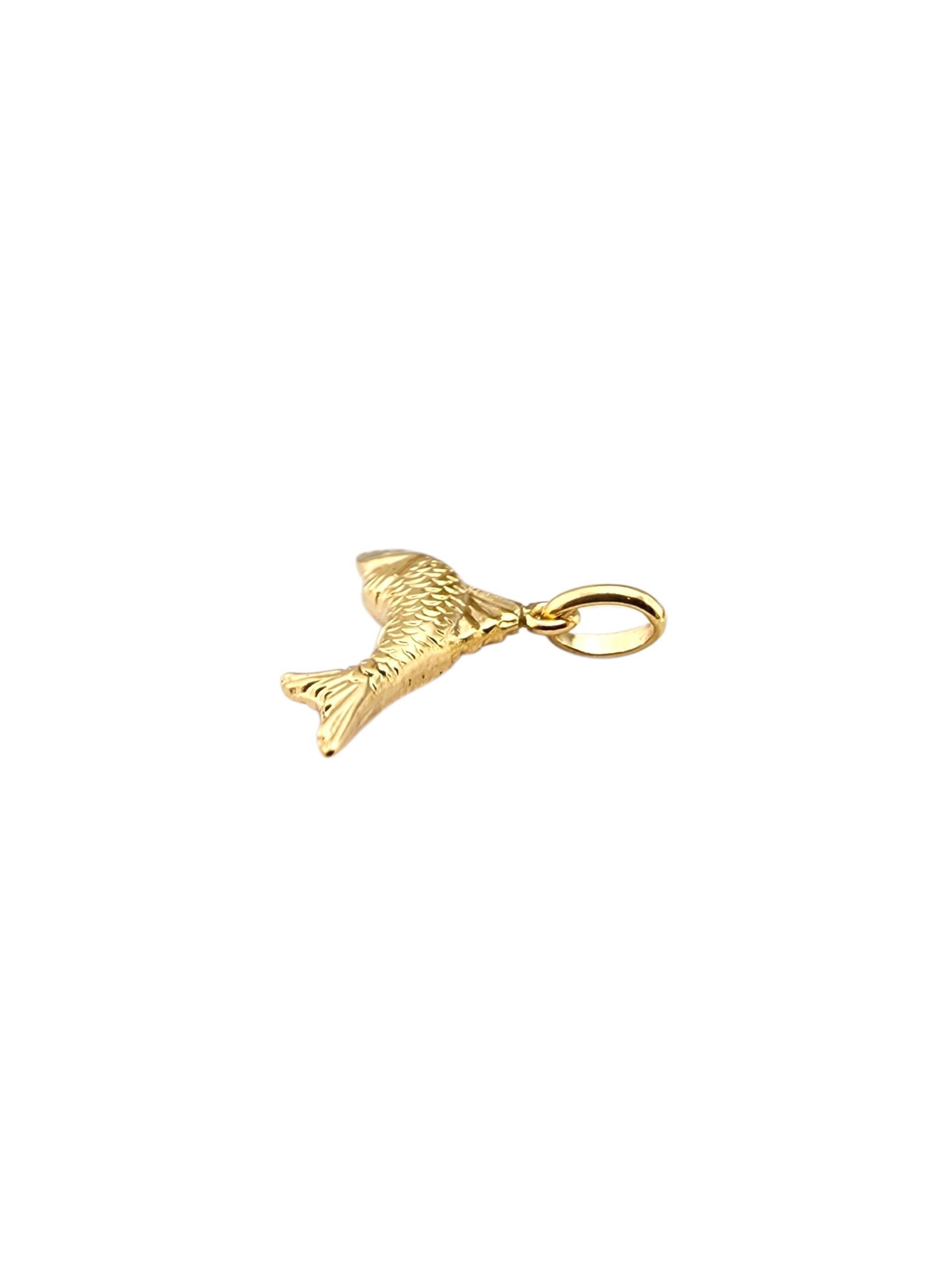 Ciondolo a forma di pesce in oro giallo 18k

Questo ciondolo a forma di pesce in oro giallo 18 carati brilla grazie ai suoi dettagli, un vivace simbolo di fortuna e prosperità che aggiunge charme a qualsiasi stile di gioielleria.

Marchio di