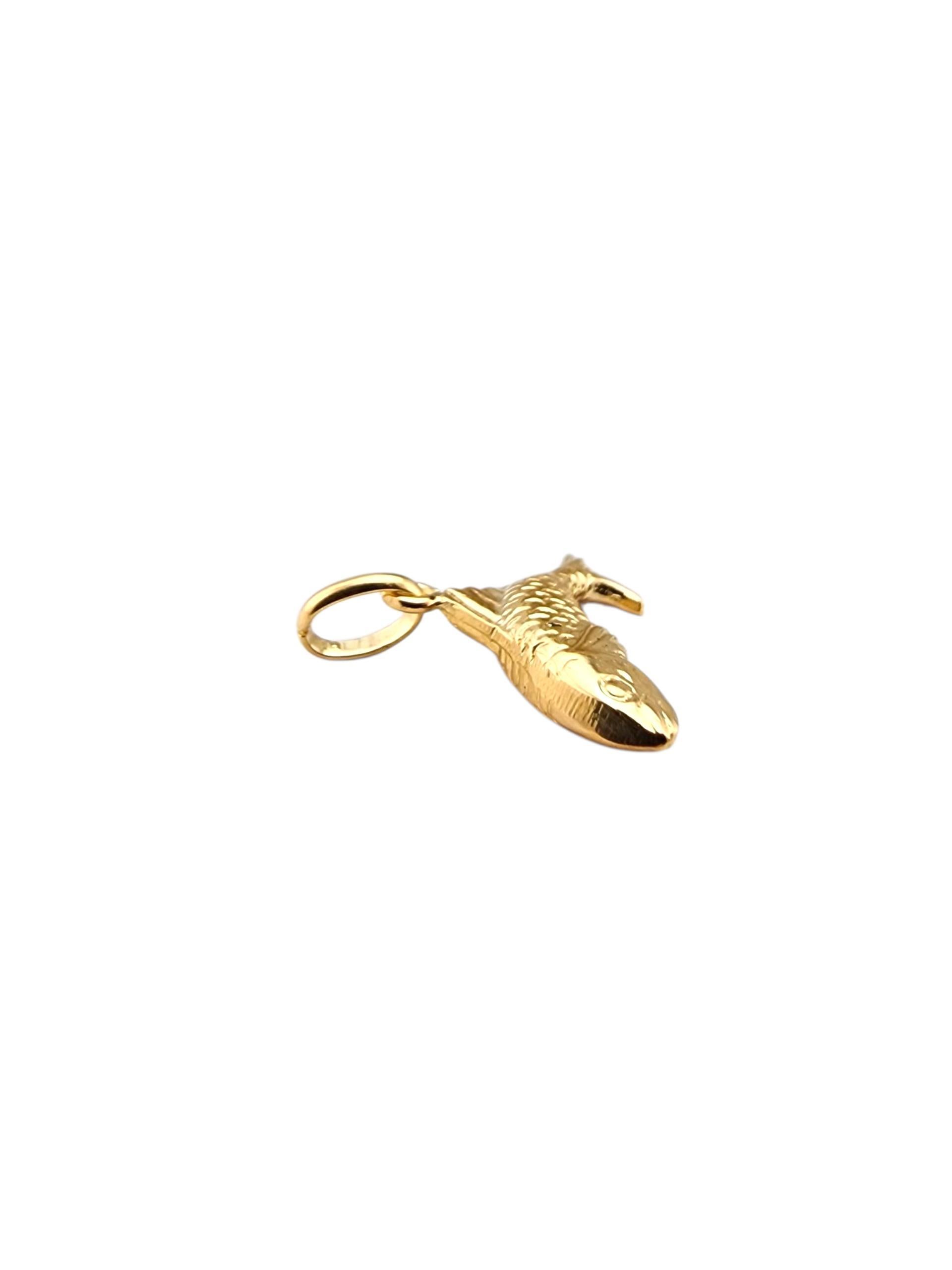 Ciondolo a forma di pesce in oro giallo 18 carati #23173 In condizioni buone in vendita a Washington Depot, CT
