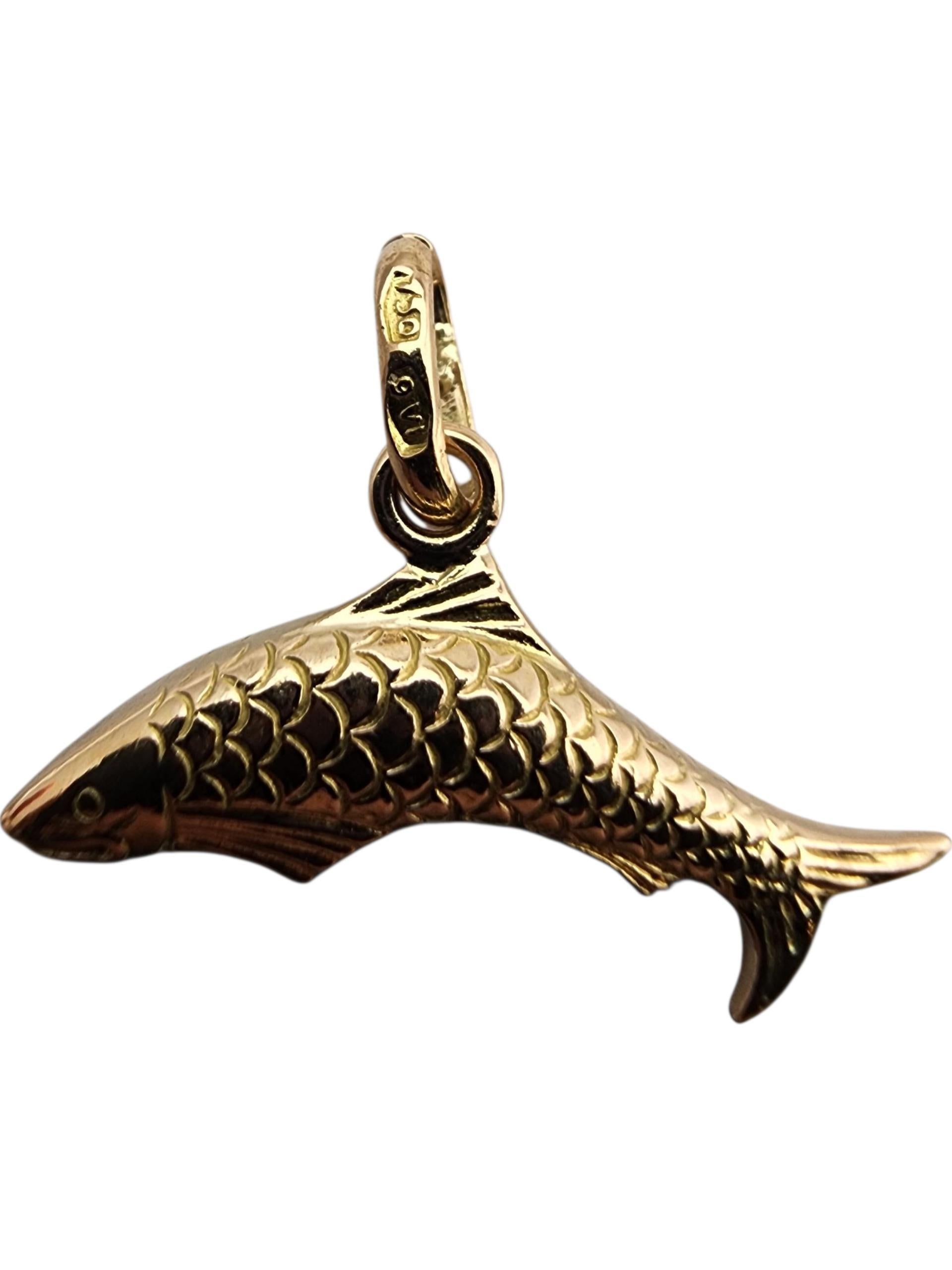 Contemporain Pendentif poisson en or jaune 18 carats #23575 en vente