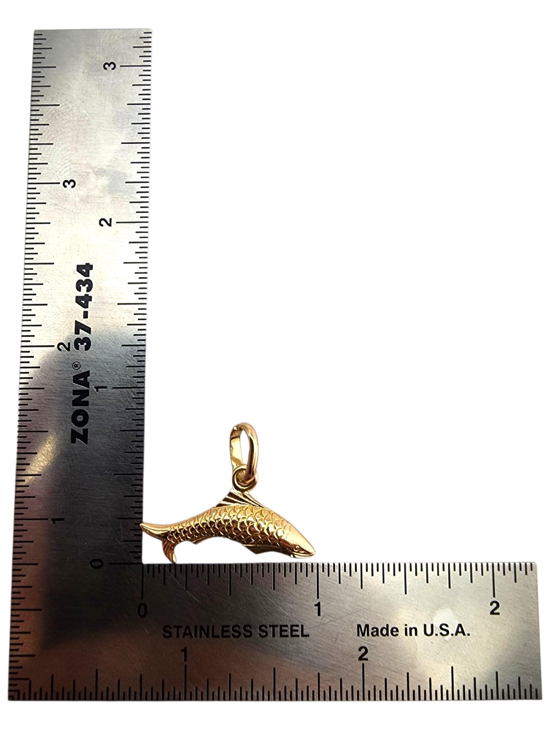 Pendentif poisson en or jaune 18 carats #23575 en vente 3