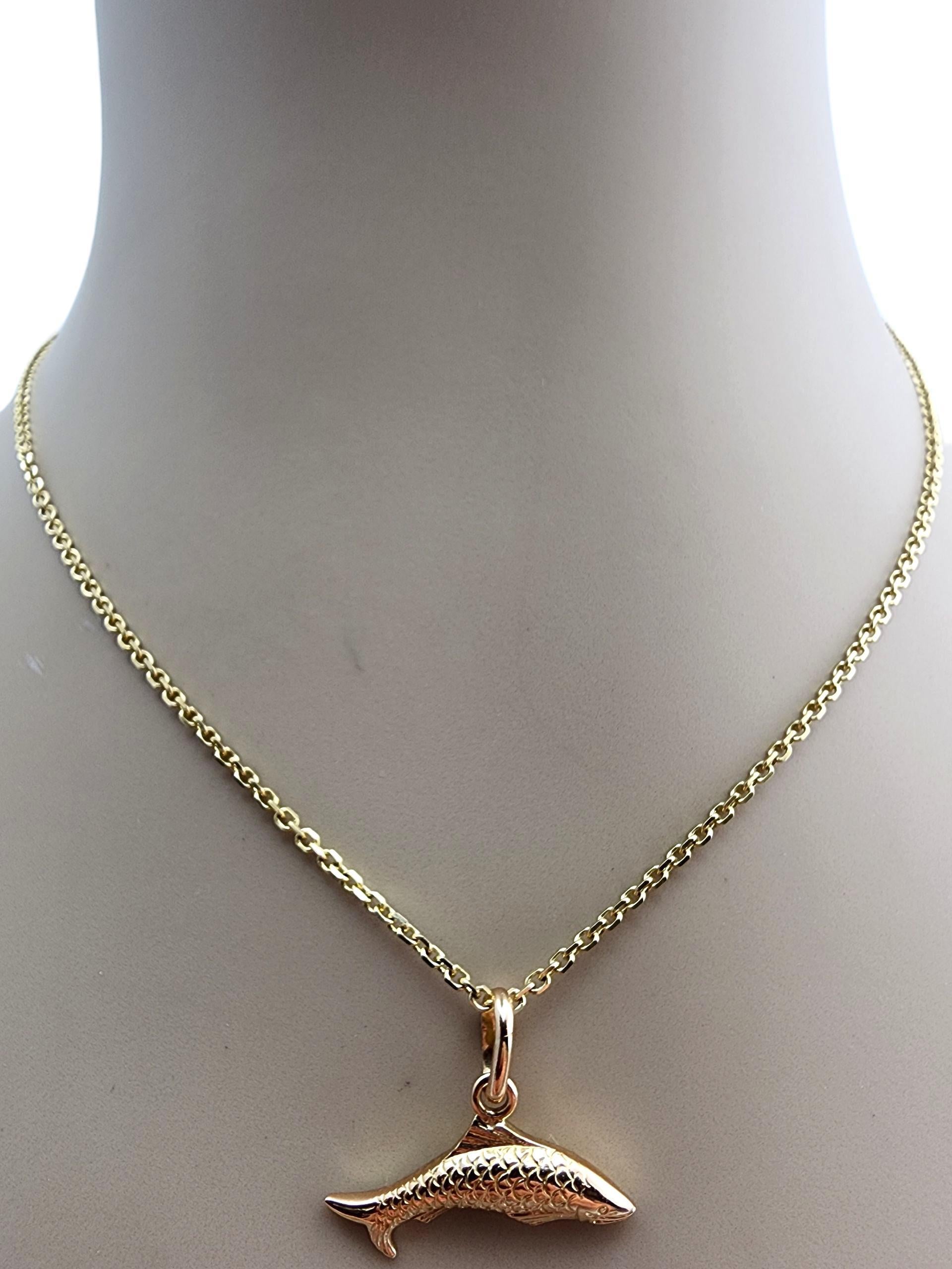 Pendentif poisson en or jaune 18 carats #23575 en vente 4