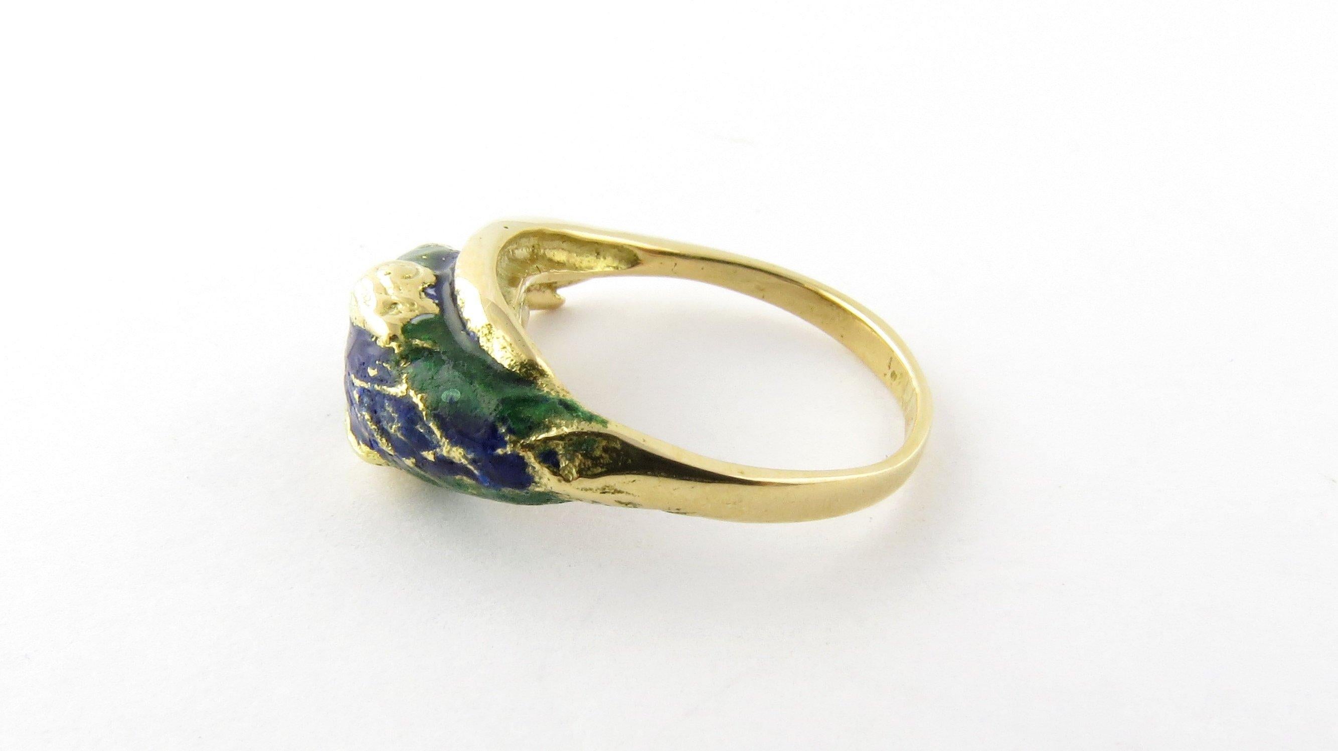 Vintage 18 Karat Gelbgold Fisch Ring Größe 5,75

Dieser schöne Ring zeigt einen wunderschön detaillierten Mahi-Mahi-Fisch, der mit leuchtend blauer und grüner Emaille akzentuiert ist. Der Schaft misst 2 mm. Die Breite an der breitesten Stelle