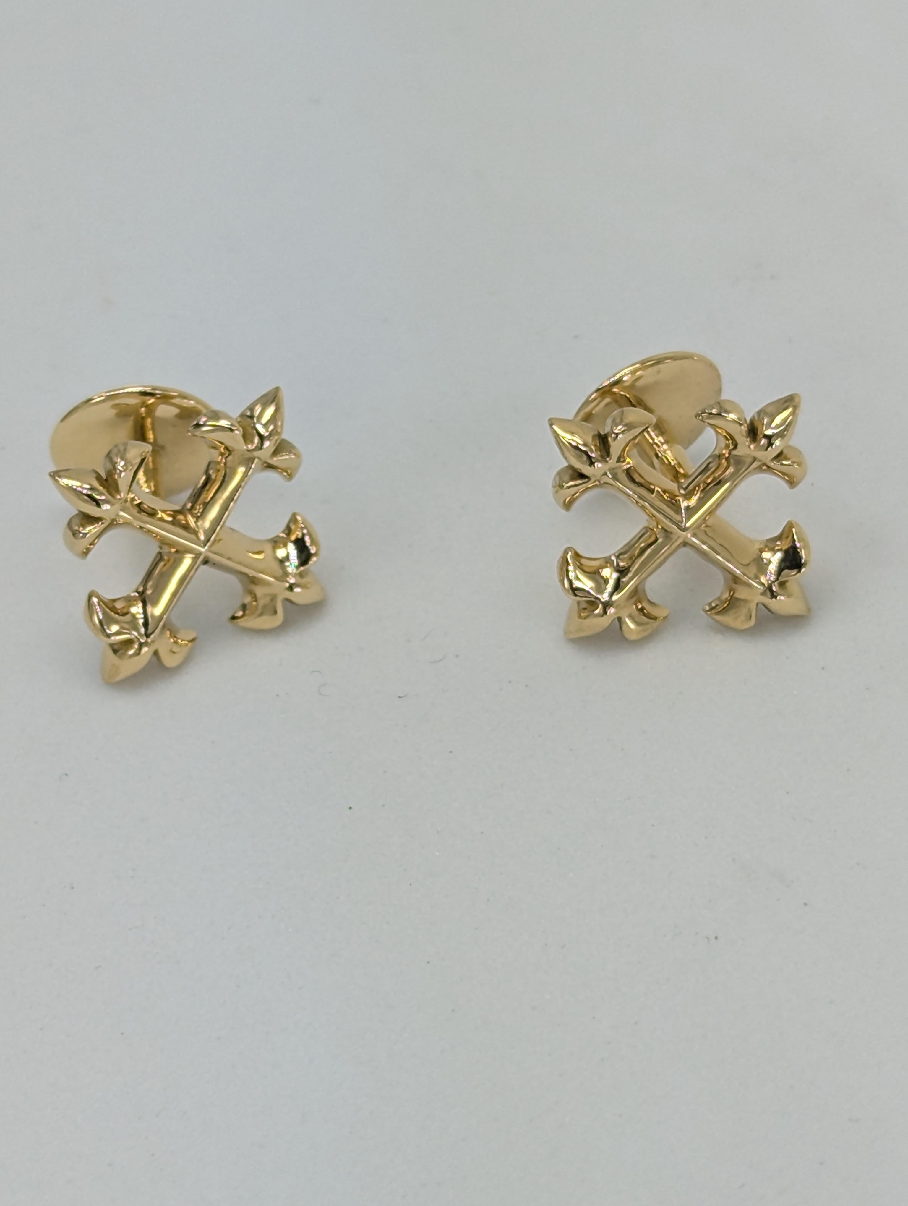 18 Karat Yellow Gold Fleur de Lis Cross Cuff Links In New Condition For Sale In New York, NY