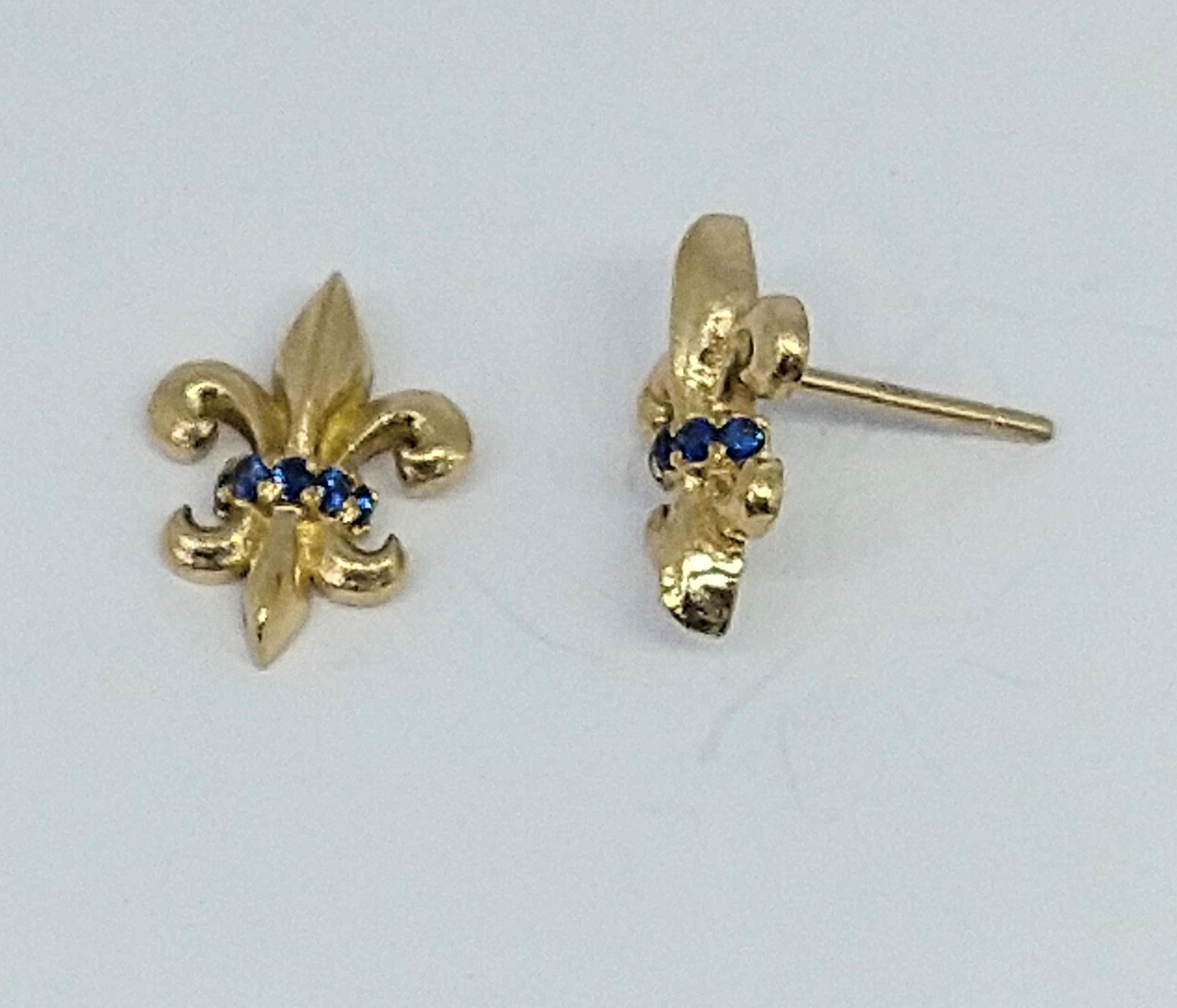 Round Cut 18 Karat Yellow Gold Fleur-de-Lys Sapphire Stud Earrings For Sale