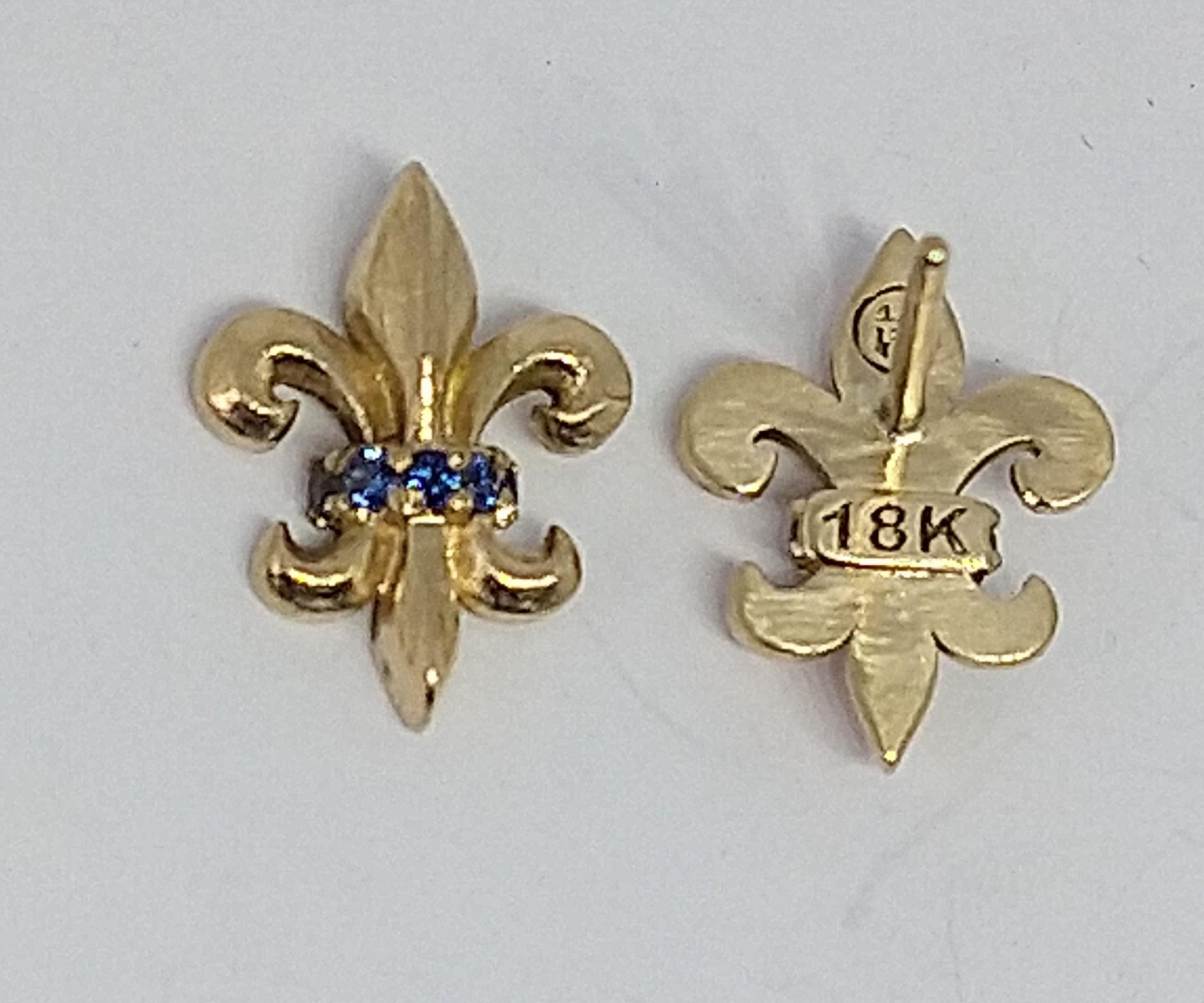 18 Karat Yellow Gold Fleur-de-Lys Sapphire Stud Earrings In New Condition For Sale In New York, NY
