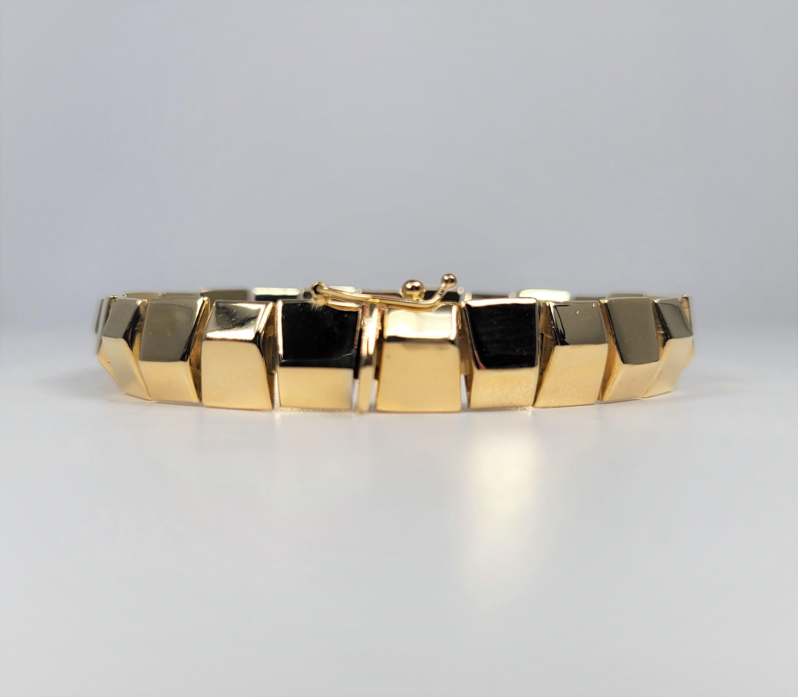Pas seulement pour les occasions spéciales !  Ce bracelet à maillons flexibles en or jaune peut être porté jour après jour !