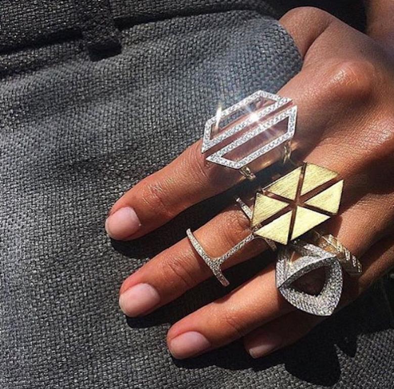 Geometrischer Ring mit schwebendem Dreieck aus 18k Gelbgold  für Damen oder Herren im Angebot