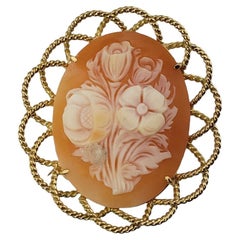  Cameo-Brosche aus 18 Karat Gelbgold mit Blumenmuster