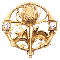 Broche ou épingle à fleurs en or jaune 18 carats ornée de deux diamants