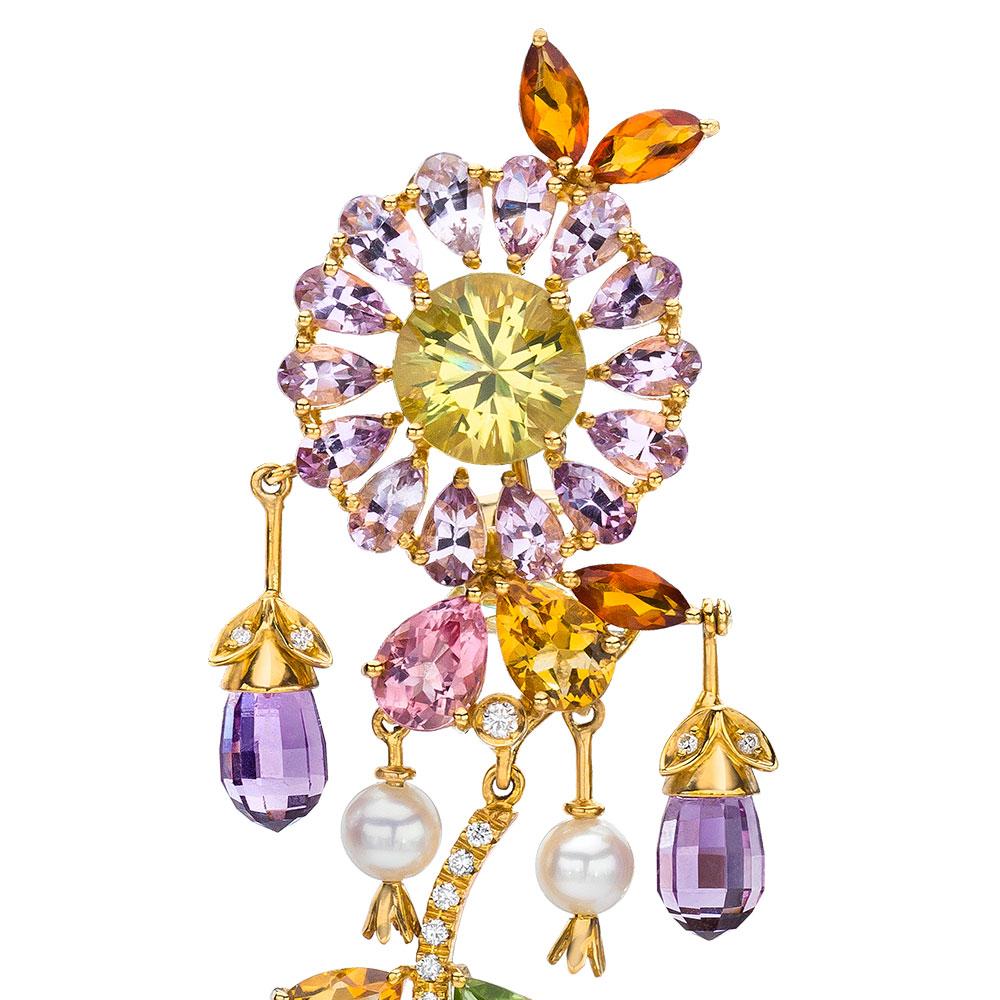 Hängeohrringe aus 18 Karat Gelbgold mit floralen Halbedelsteinen, Diamanten und Perlen (Moderne) im Angebot