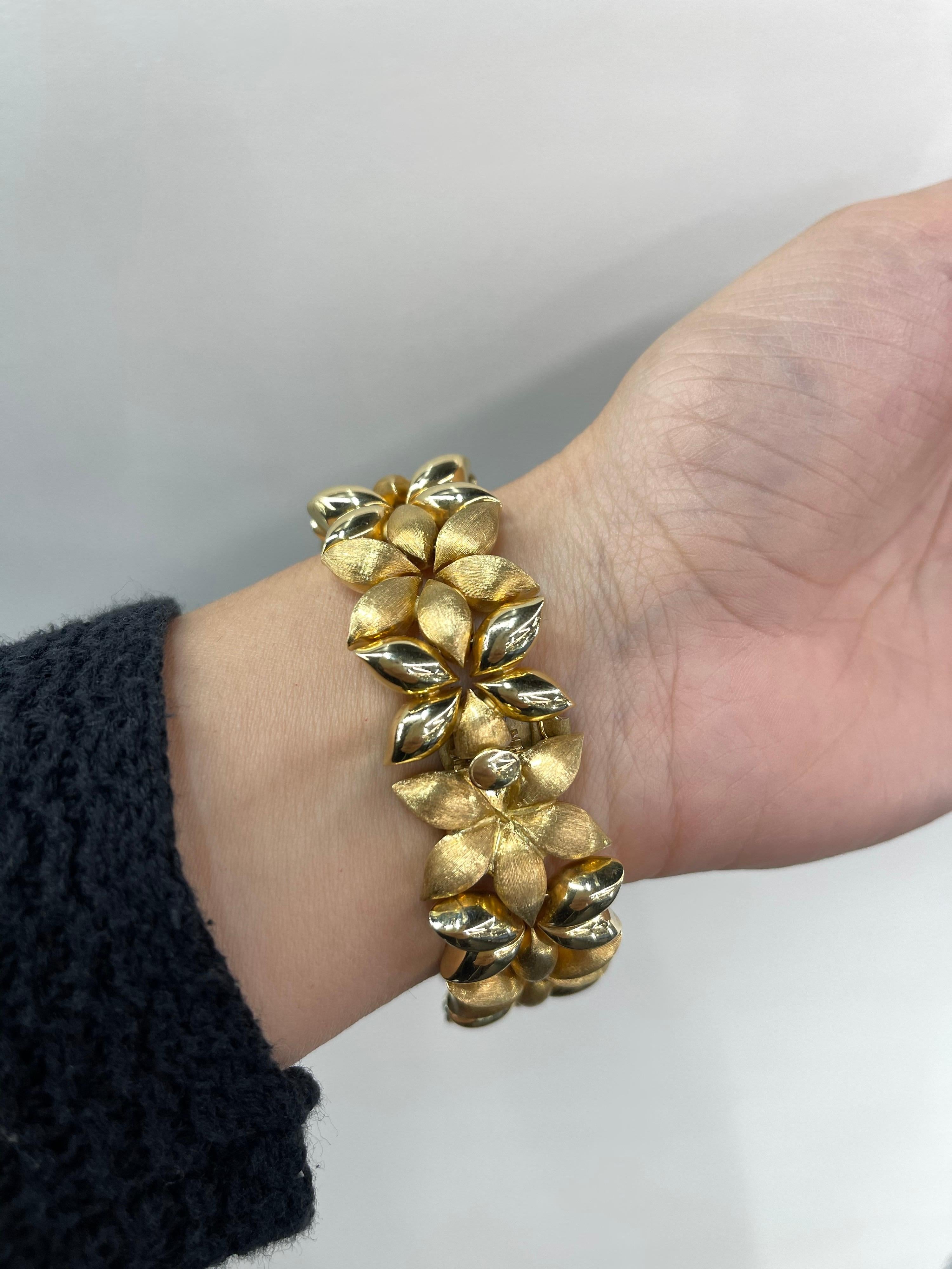 18 Karat Yellow Gold Floral Wide Bracelet 51.2 Grams Made in Italy For Sale 4