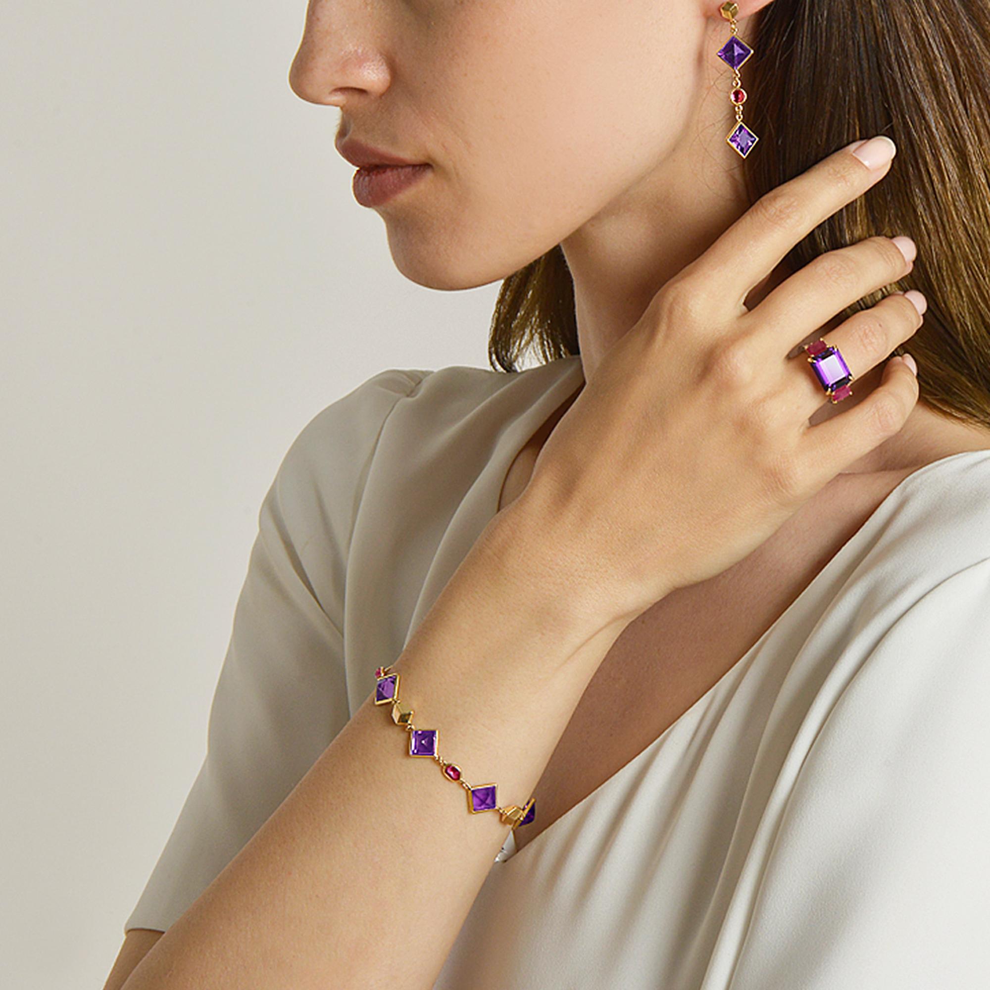 18kt yellow gold Florentine bracelet with bezel set emerald-cut amethyst and oval rubies, and signature Brillante® detail.

Inspired by the Garden of the Iris, the Florentine collection pairs bold color combinations of geometric gemstones to