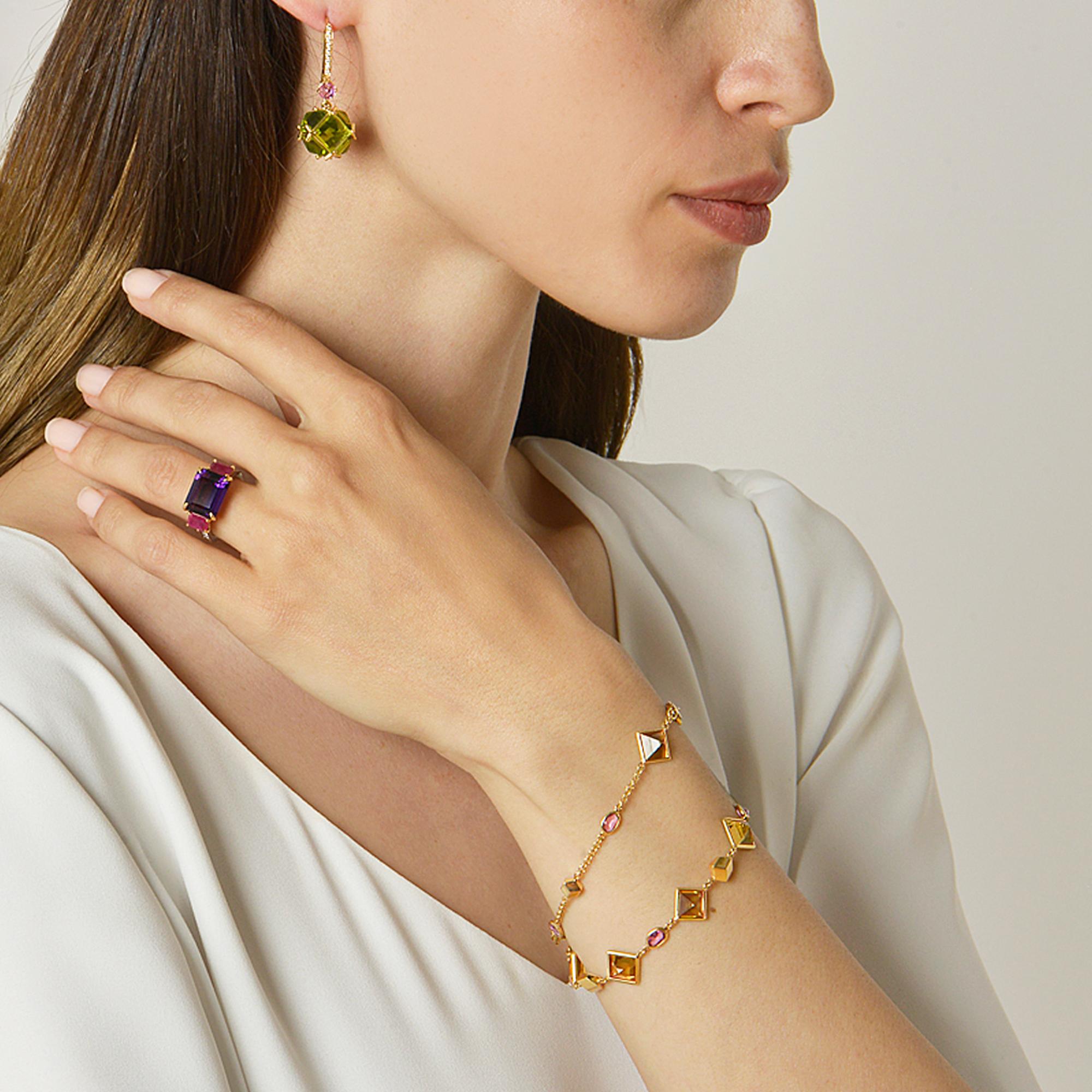 18kt yellow gold Florentine station bracelet with bezel set emerald-cut citrine and oval pink sapphires, and signature Brillante® detail.

Inspired by the Garden of the Iris, the Florentine collection pairs bold color combinations of geometric