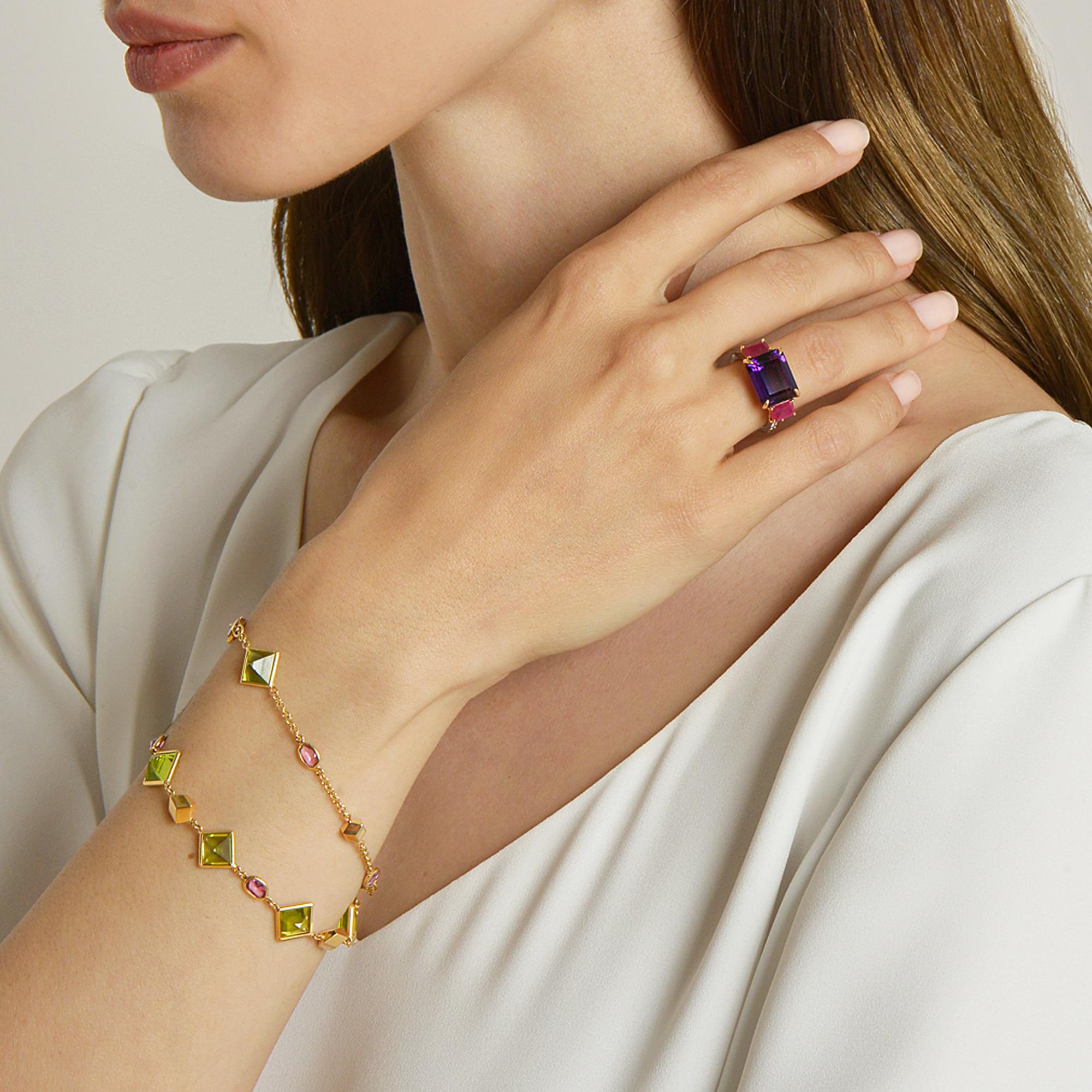 18kt yellow gold Florentine bracelet with bezel set emerald-cut peridot and oval pink sapphires, and signature Brillante® motif.

Inspired by the Garden of the Iris, the Florentine collection pairs bold color combinations of geometric gemstones to
